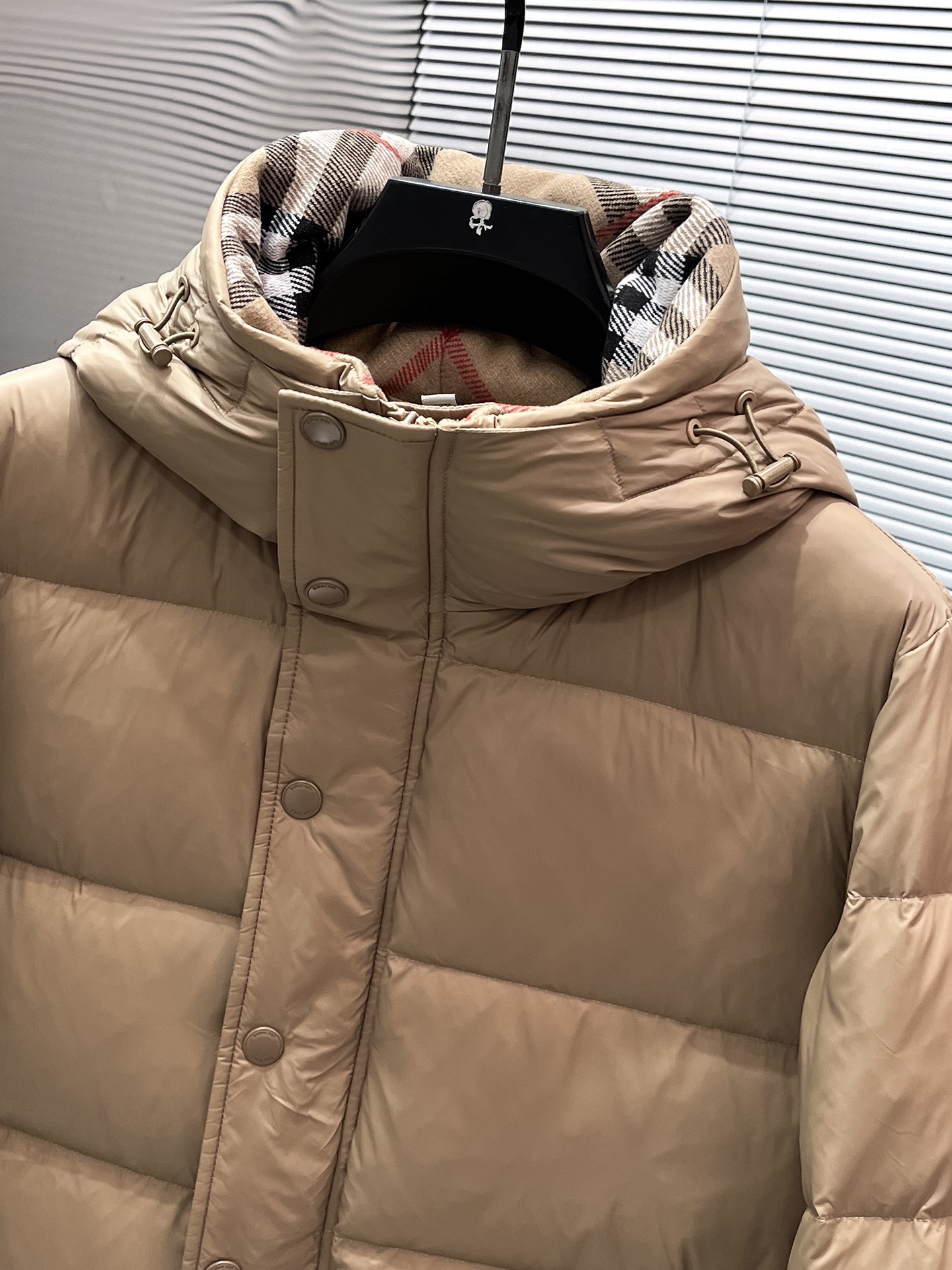 P540  巴宝莉  Burberry  2025秋冬新款连帽羽绒服外套，爆款来袭，高版本。内充90绒，蓬松又保暖，品相超级好。进口防风防雨面料，软糯亲肤，抗皱不沾灰，立挺有型，时尚绝绝子；奢华有型，辨识度极高；一眼就能看到的好品质。男女同款。适合凹各种造型，内搭随意，时尚感爆棚。码数48-56