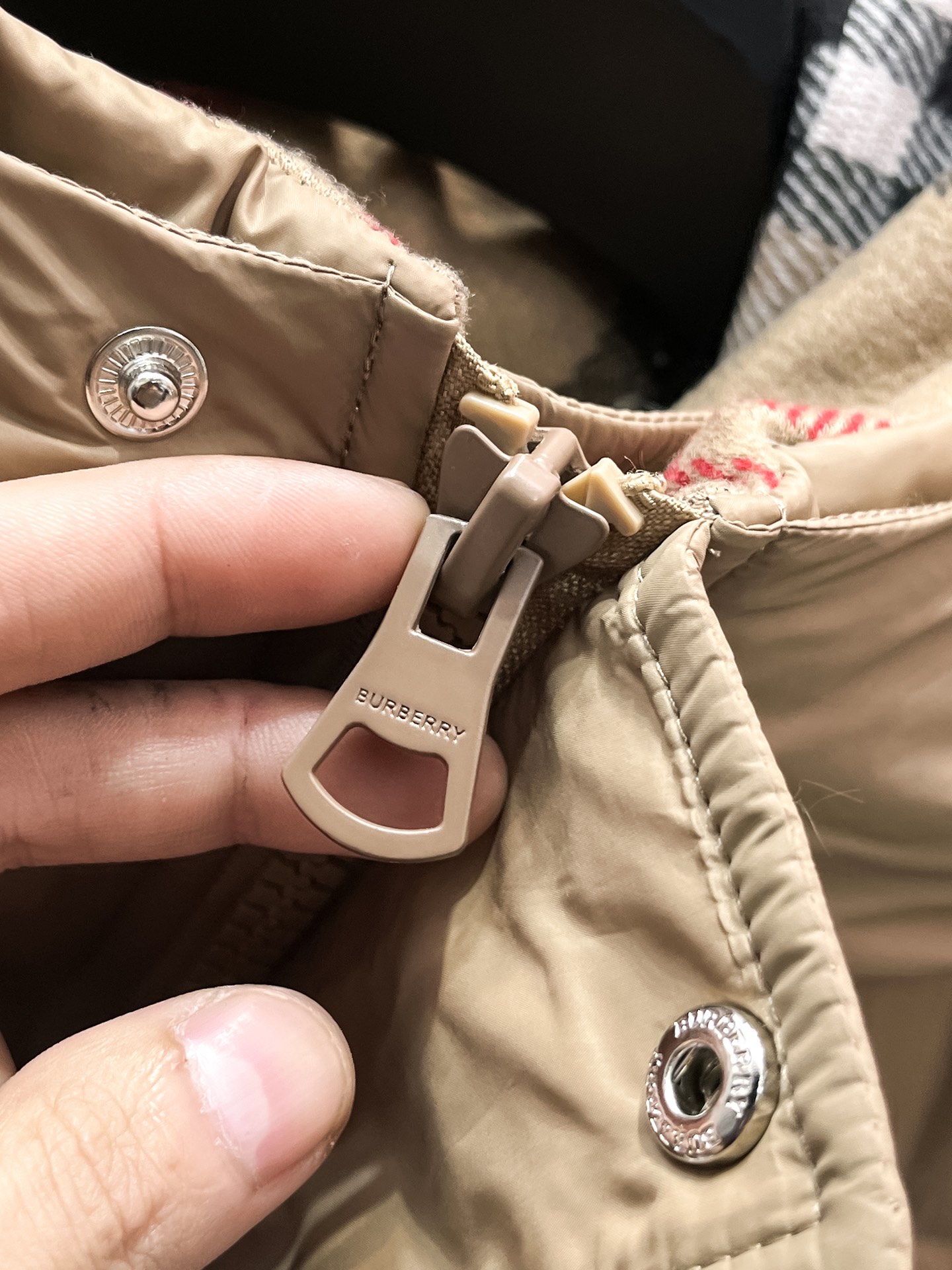 P540  巴宝莉  Burberry  2025秋冬新款连帽羽绒服外套，爆款来袭，高版本。内充90绒，蓬松又保暖，品相超级好。进口防风防雨面料，软糯亲肤，抗皱不沾灰，立挺有型，时尚绝绝子；奢华有型，辨识度极高；一眼就能看到的好品质。男女同款。适合凹各种造型，内搭随意，时尚感爆棚。码数48-56