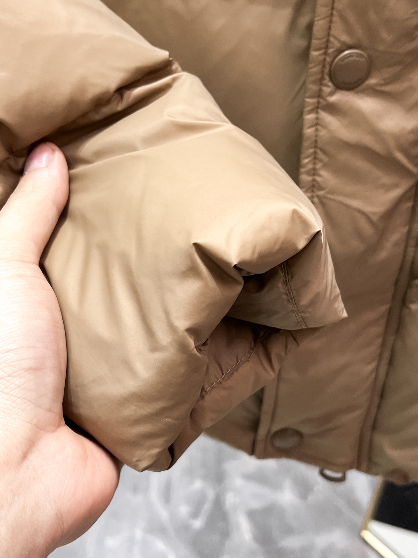 P540  巴宝莉  Burberry  2025秋冬新款连帽羽绒服外套，爆款来袭，高版本。内充90绒，蓬松又保暖，品相超级好。进口防风防雨面料，软糯亲肤，抗皱不沾灰，立挺有型，时尚绝绝子；奢华有型，辨识度极高；一眼就能看到的好品质。男女同款。适合凹各种造型，内搭随意，时尚感爆棚。码数48-56