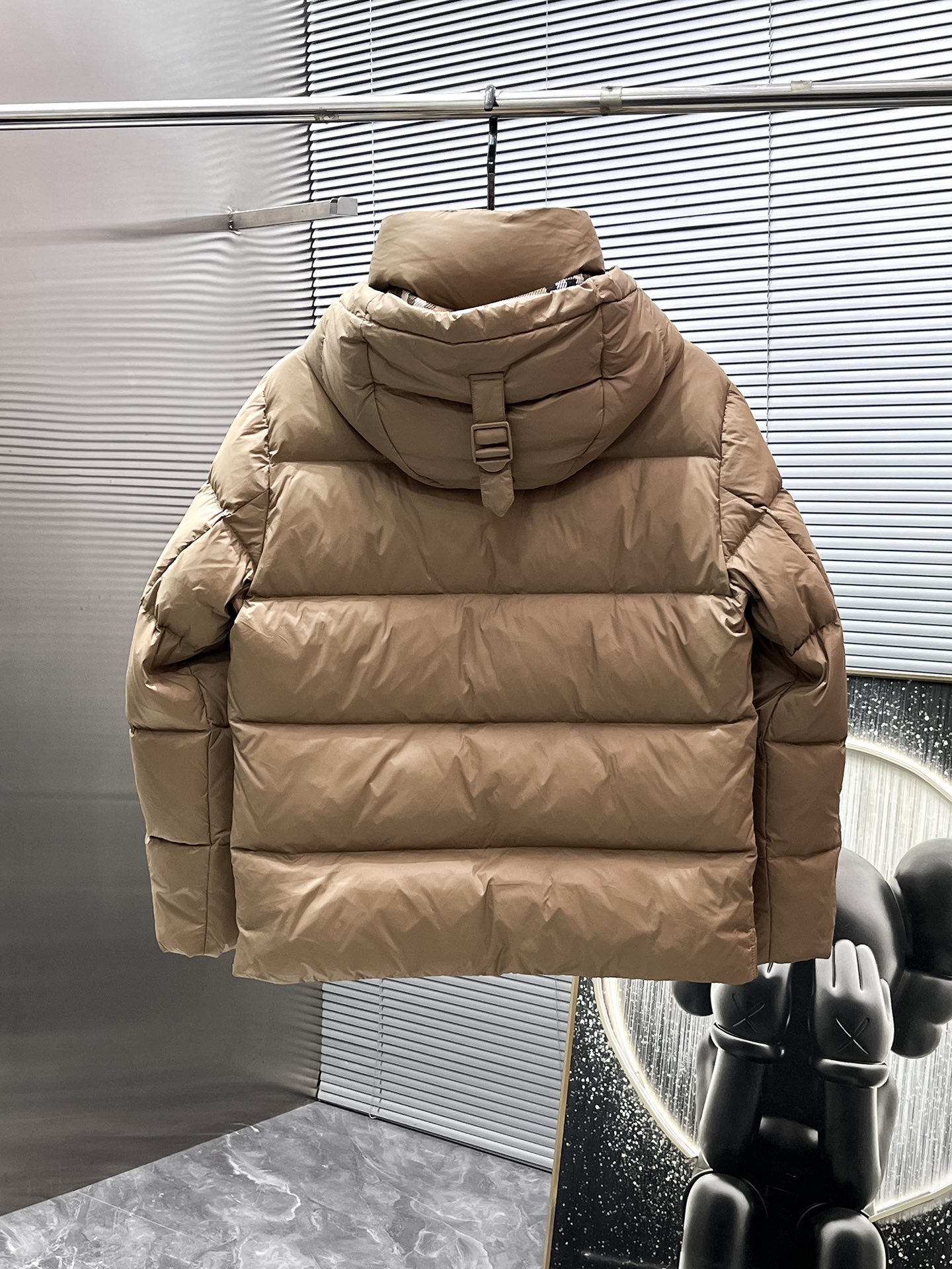 P540  巴宝莉  Burberry  2025秋冬新款连帽羽绒服外套，爆款来袭，高版本。内充90绒，蓬松又保暖，品相超级好。进口防风防雨面料，软糯亲肤，抗皱不沾灰，立挺有型，时尚绝绝子；奢华有型，辨识度极高；一眼就能看到的好品质。男女同款。适合凹各种造型，内搭随意，时尚感爆棚。码数48-56