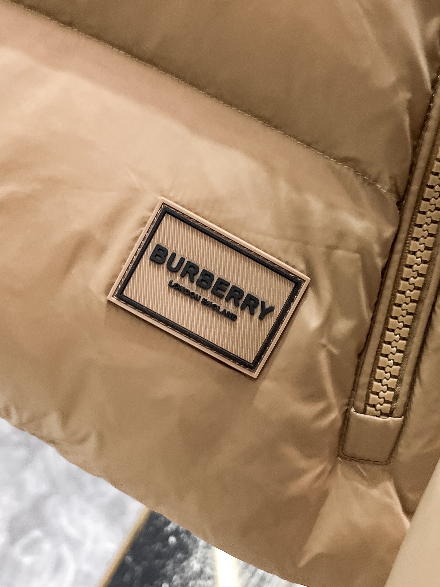 P540  巴宝莉  Burberry  2025秋冬新款连帽羽绒服外套，爆款来袭，高版本。内充90绒，蓬松又保暖，品相超级好。进口防风防雨面料，软糯亲肤，抗皱不沾灰，立挺有型，时尚绝绝子；奢华有型，辨识度极高；一眼就能看到的好品质。男女同款。适合凹各种造型，内搭随意，时尚感爆棚。码数48-56