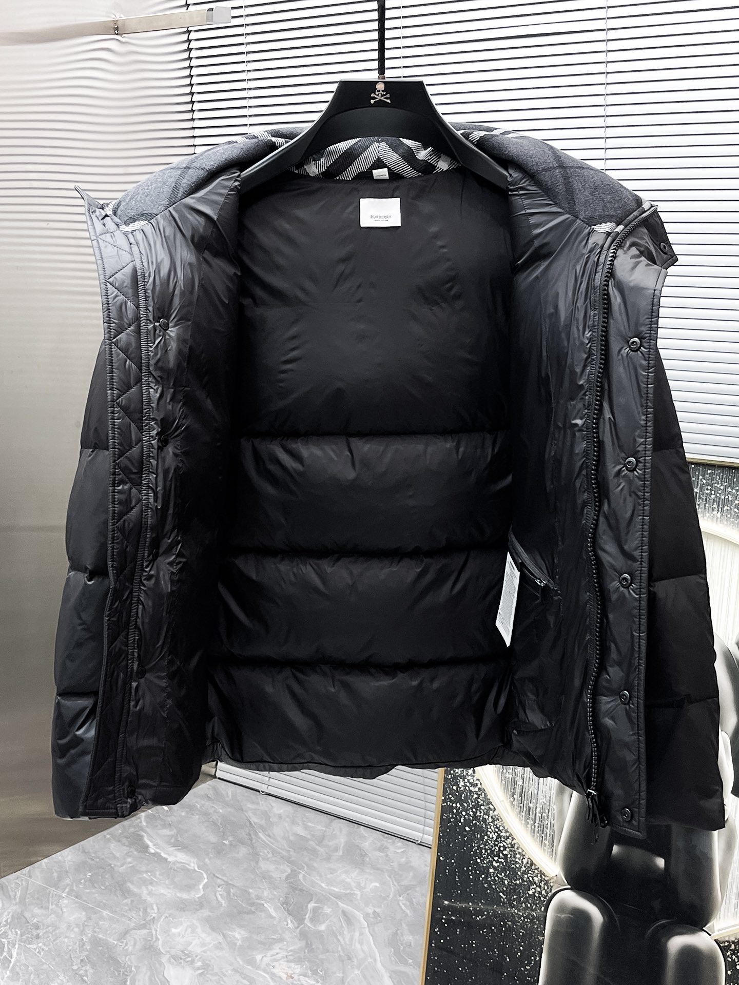 P540  巴宝莉  Burberry  2025秋冬新款连帽羽绒服外套，爆款来袭，高版本。内充90绒，蓬松又保暖，品相超级好。进口防风防雨面料，软糯亲肤，抗皱不沾灰，立挺有型，时尚绝绝子；奢华有型，辨识度极高；一眼就能看到的好品质。男女同款。适合凹各种造型，内搭随意，时尚感爆棚。码数48-56