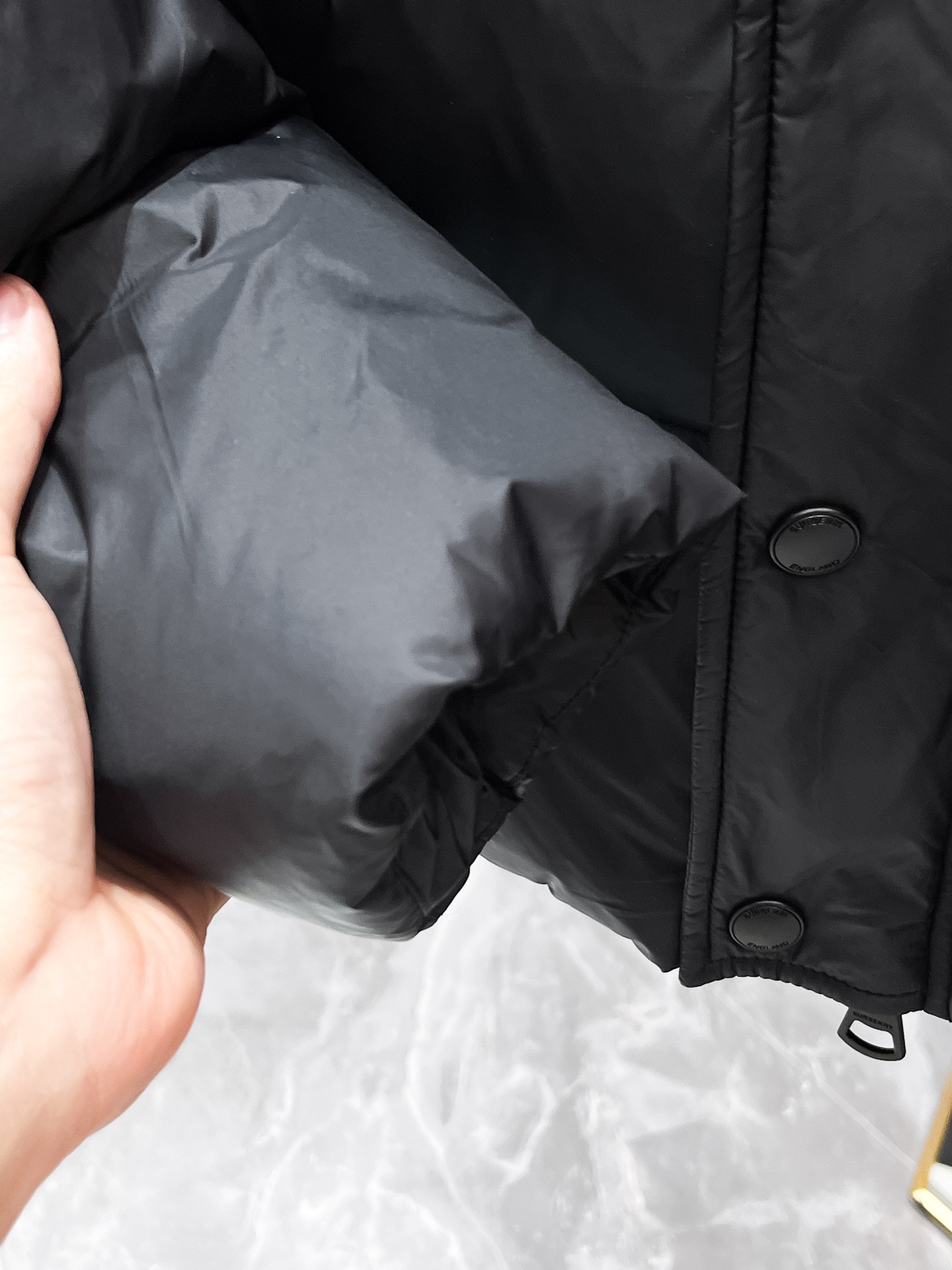 P540  巴宝莉  Burberry  2025秋冬新款连帽羽绒服外套，爆款来袭，高版本。内充90绒，蓬松又保暖，品相超级好。进口防风防雨面料，软糯亲肤，抗皱不沾灰，立挺有型，时尚绝绝子；奢华有型，辨识度极高；一眼就能看到的好品质。男女同款。适合凹各种造型，内搭随意，时尚感爆棚。码数48-56