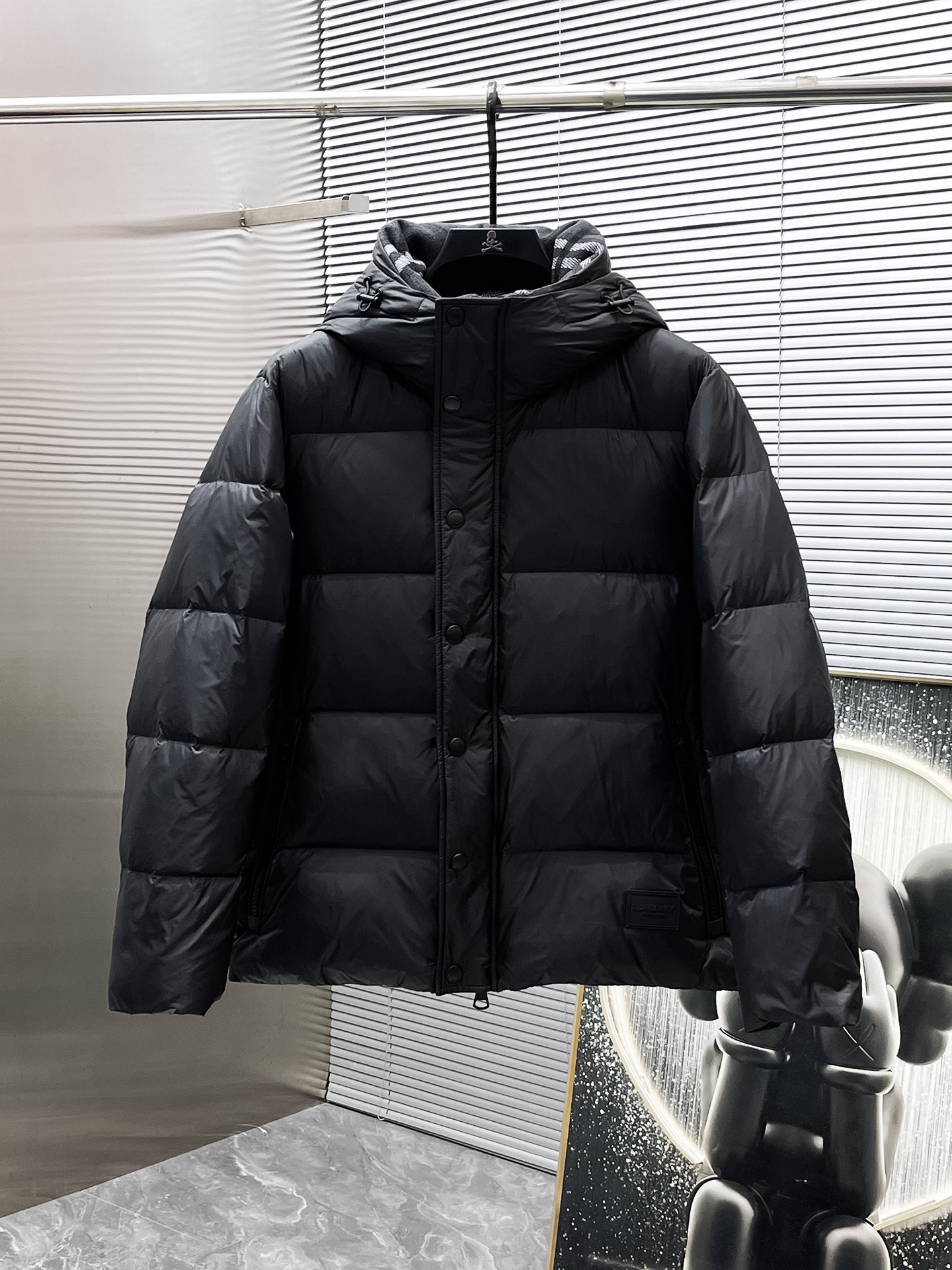 P540  巴宝莉  Burberry  2025秋冬新款连帽羽绒服外套，爆款来袭，高版本。内充90绒，蓬松又保暖，品相超级好。进口防风防雨面料，软糯亲肤，抗皱不沾灰，立挺有型，时尚绝绝子；奢华有型，辨识度极高；一眼就能看到的好品质。男女同款。适合凹各种造型，内搭随意，时尚感爆棚。码数48-56