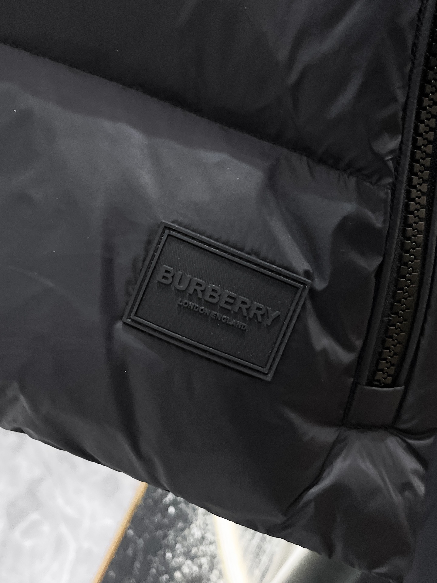 P540  巴宝莉  Burberry  2025秋冬新款连帽羽绒服外套，爆款来袭，高版本。内充90绒，蓬松又保暖，品相超级好。进口防风防雨面料，软糯亲肤，抗皱不沾灰，立挺有型，时尚绝绝子；奢华有型，辨识度极高；一眼就能看到的好品质。男女同款。适合凹各种造型，内搭随意，时尚感爆棚。码数48-56