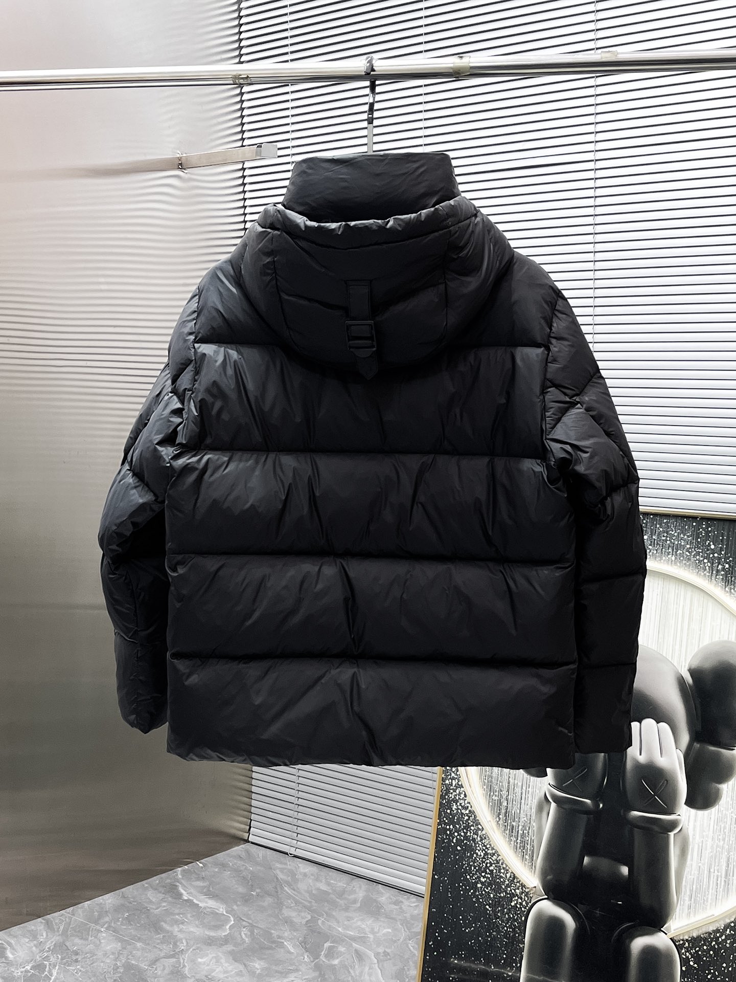 P540  巴宝莉  Burberry  2025秋冬新款连帽羽绒服外套，爆款来袭，高版本。内充90绒，蓬松又保暖，品相超级好。进口防风防雨面料，软糯亲肤，抗皱不沾灰，立挺有型，时尚绝绝子；奢华有型，辨识度极高；一眼就能看到的好品质。男女同款。适合凹各种造型，内搭随意，时尚感爆棚。码数48-56