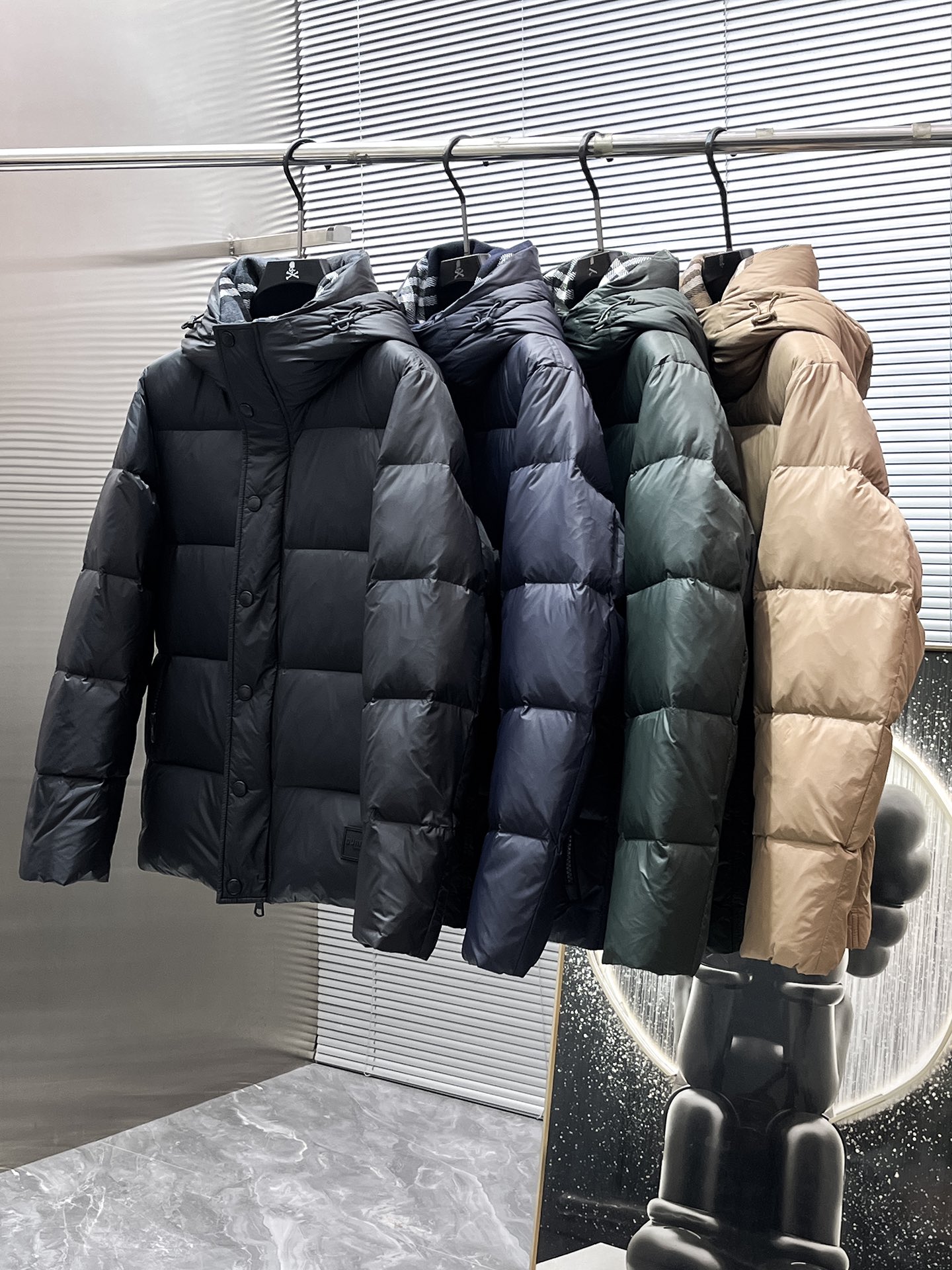 P540  巴宝莉  Burberry  2025秋冬新款连帽羽绒服外套，爆款来袭，高版本。内充90绒，蓬松又保暖，品相超级好。进口防风防雨面料，软糯亲肤，抗皱不沾灰，立挺有型，时尚绝绝子；奢华有型，辨识度极高；一眼就能看到的好品质。男女同款。适合凹各种造型，内搭随意，时尚感爆棚。码数48-56