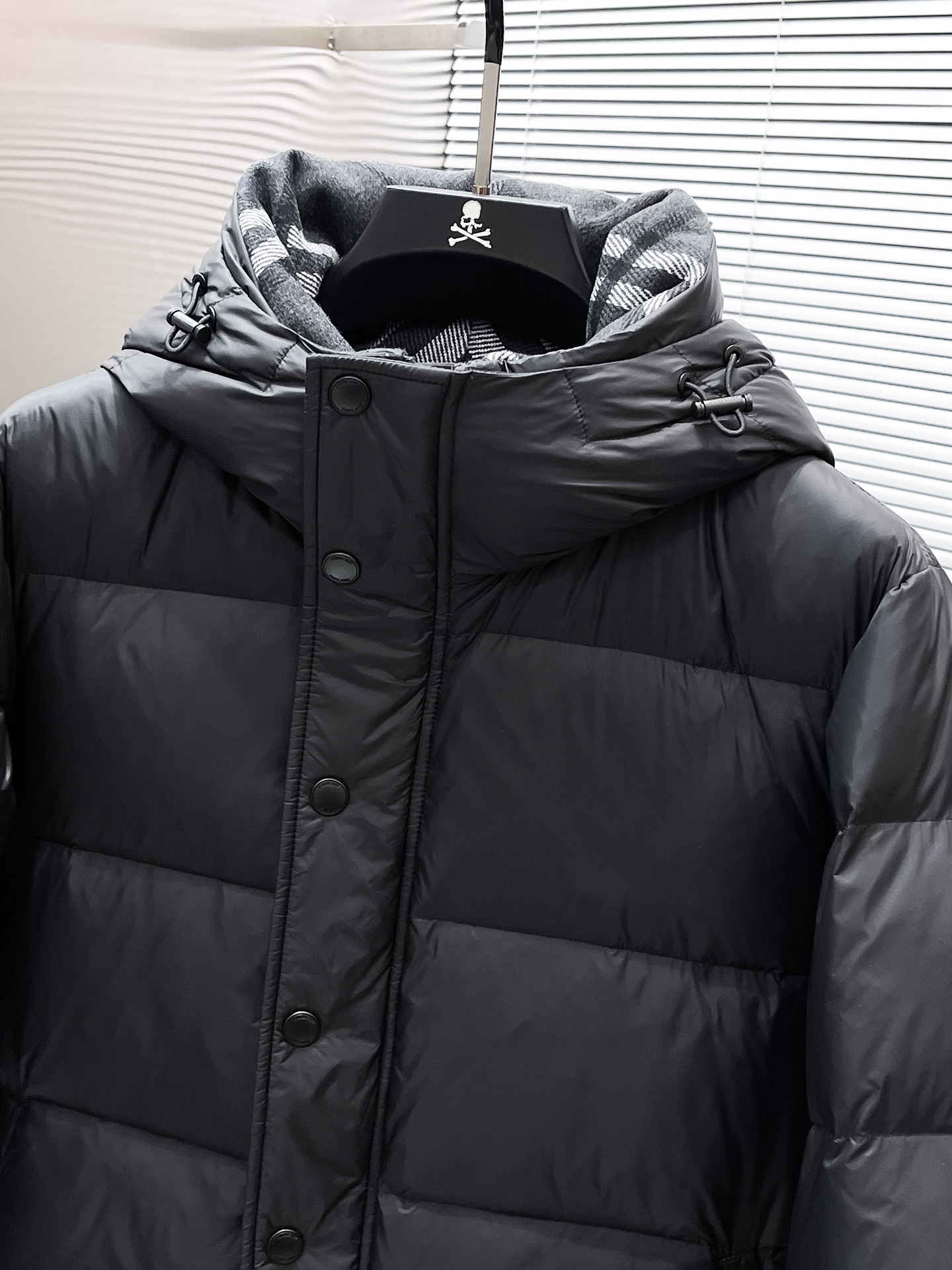 P540  巴宝莉  Burberry  2025秋冬新款连帽羽绒服外套，爆款来袭，高版本。内充90绒，蓬松又保暖，品相超级好。进口防风防雨面料，软糯亲肤，抗皱不沾灰，立挺有型，时尚绝绝子；奢华有型，辨识度极高；一眼就能看到的好品质。男女同款。适合凹各种造型，内搭随意，时尚感爆棚。码数48-56