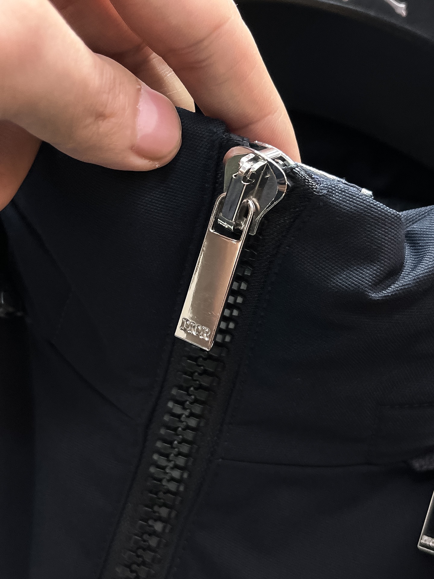 P500  迪奥  Dior  2025秋冬新款连帽马甲羽绒服外套，爆款来袭，高版本。内充90绒，蓬松又保暖，品相超级好。进口防风防雨面料，软糯亲肤，抗皱不沾灰，立挺有型，时尚绝绝子；奢华有型，辨识度极高；一眼就能看到的好品质。男女同款。适合凹各种造型，内搭随意，时尚感爆棚。码数48-56