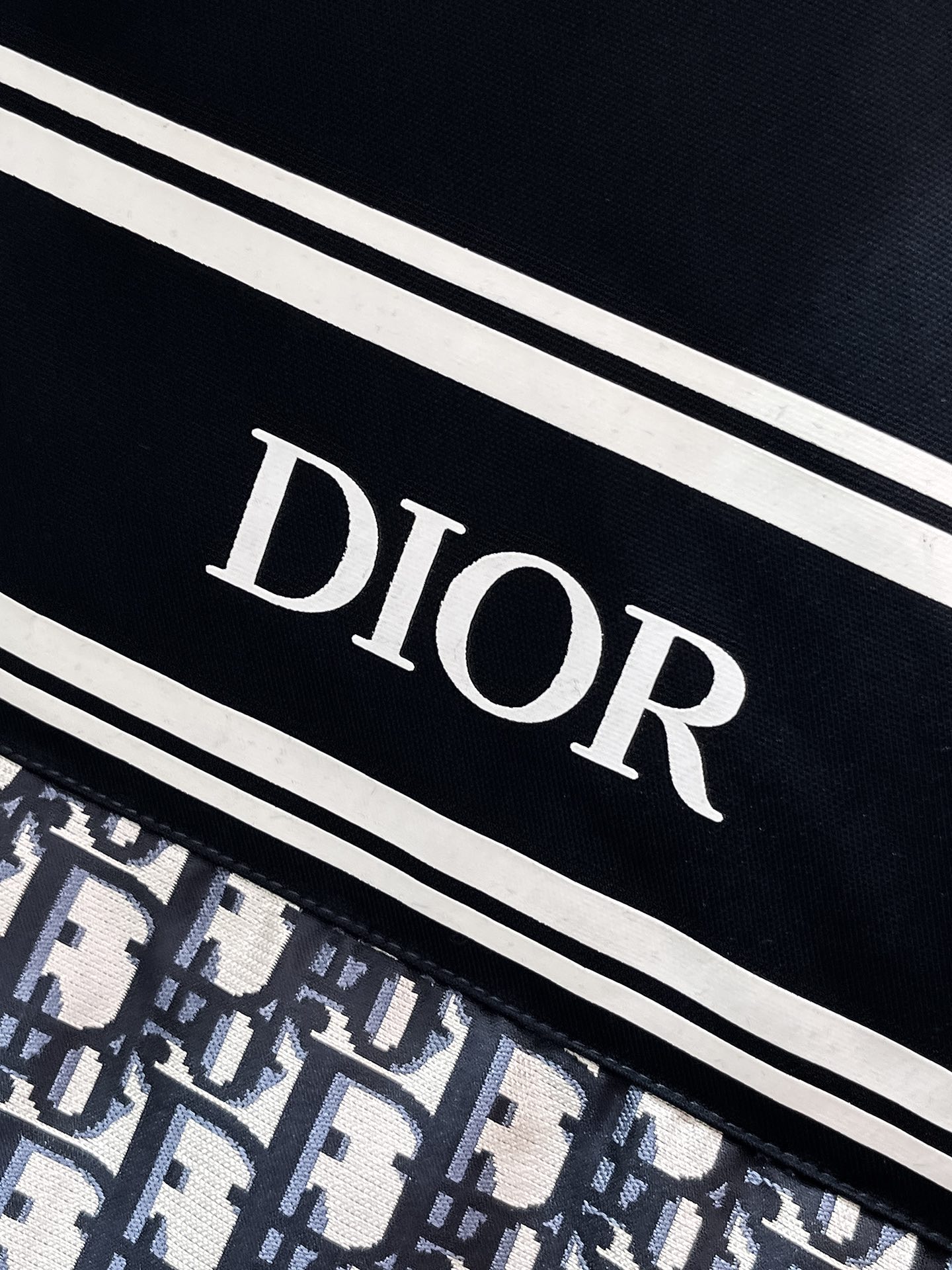 P500  迪奥  Dior  2025秋冬新款连帽马甲羽绒服外套，爆款来袭，高版本。内充90绒，蓬松又保暖，品相超级好。进口防风防雨面料，软糯亲肤，抗皱不沾灰，立挺有型，时尚绝绝子；奢华有型，辨识度极高；一眼就能看到的好品质。男女同款。适合凹各种造型，内搭随意，时尚感爆棚。码数48-56