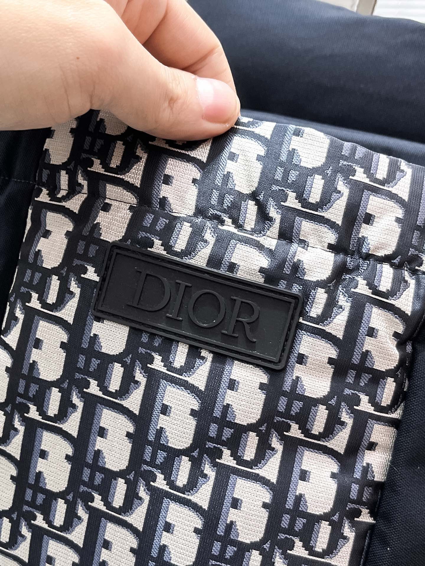 P500  迪奥  Dior  2025秋冬新款连帽马甲羽绒服外套，爆款来袭，高版本。内充90绒，蓬松又保暖，品相超级好。进口防风防雨面料，软糯亲肤，抗皱不沾灰，立挺有型，时尚绝绝子；奢华有型，辨识度极高；一眼就能看到的好品质。男女同款。适合凹各种造型，内搭随意，时尚感爆棚。码数48-56