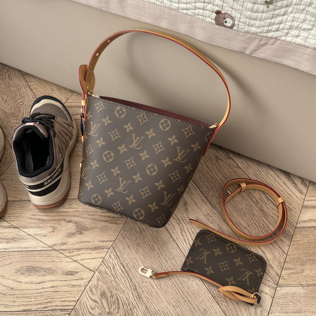 Alta costura sin devolución. El bolso LV All InBB está hecho de lona Monogram con herrajes metálicos brillantes, con ca…