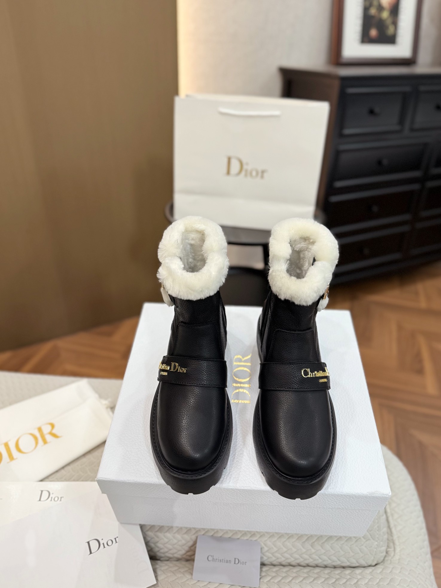NO:678919,DIOR CHRONO Dior short boots. High version 25ss counter new product. Original purchase. Original development and production at 1:1. Exclusive original molded hardware with no color difference. Dazzling classic and versatile CD logo with unique design... Exclusive brand zipper. Pebbled cowhide surface, white fur lining. Original molded outsole... Bottom height is about 4cm.  Full of details...The quality is completely consistent with that of the counter..It is equipped with the original packaging of the counter. SIZE35-40 (41 can be customized), snow boots, dior, dior, boots, cowhide19860909DIOR CHRONO 迪奥短靴. 高版本25ss专柜新品. 原版购入. 原版开发1:1做货. 独家原版开模无色差五金件. 耀眼经典百搭CD logo别出心栽..品牌专属拉链. 荔枝纹牛皮面,白色毛毛内里. 原版开模大底.. 底高约4cm. 细节满满…品质完全与专柜一致..配置专柜原版包装.  SIZE35-40（41可订做）,雪地靴,dior,dior,boots,cowhide,Women's Shoes