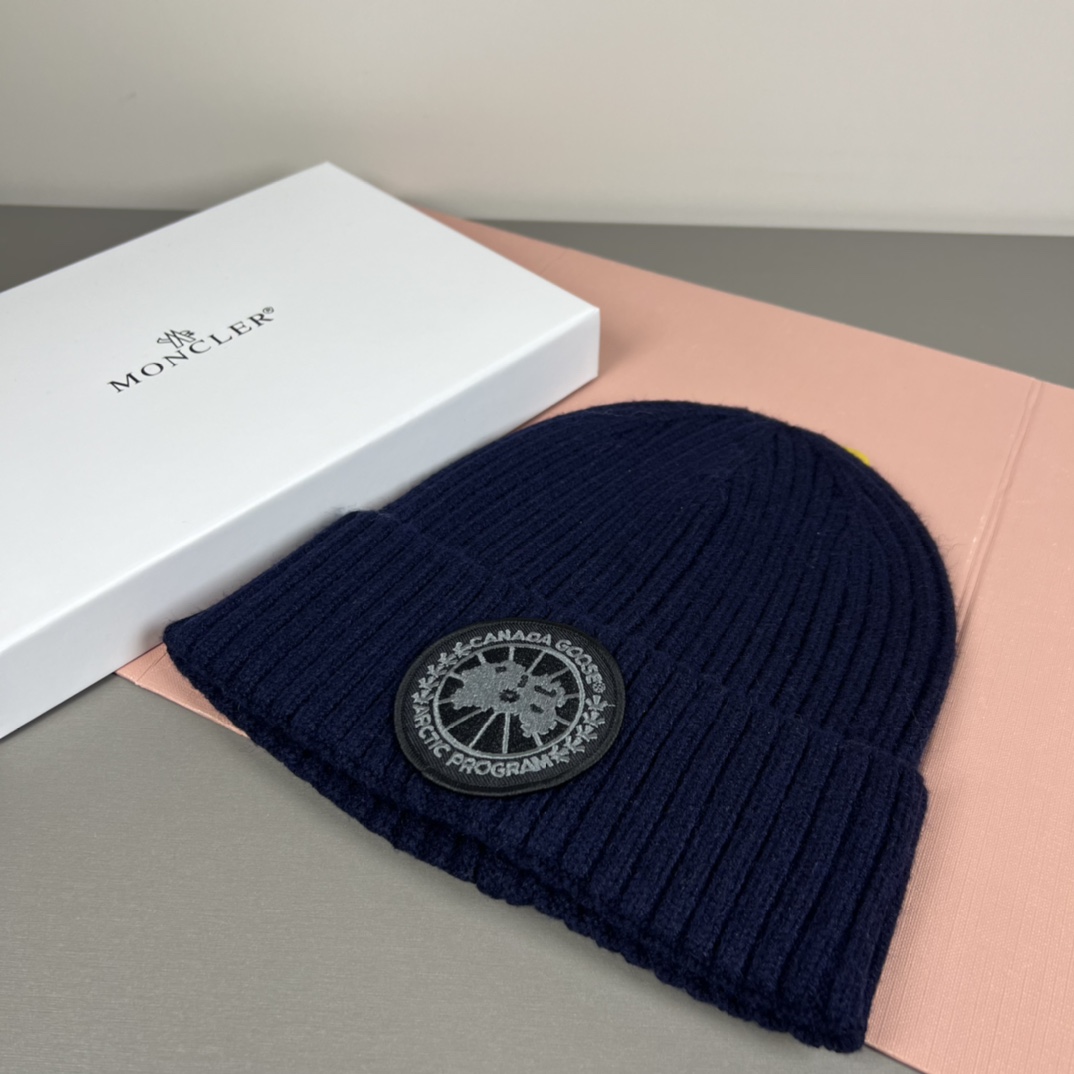 NO:643617,Comes with dust bag Canada Goose. The latest wool knitted hat from the official website of CANADA GOOSE, a replica of the original one from the official website. Very soft and skin-friendly, and very elastic!  Textured and very versatile style~ Warm woolen hat, one size fits all and elastic~ Unisex, can be worn by any head size. I really recommend hats, fisherman hats, baseball caps, knitted hats, hats, espadrilles, hats19860909配防尘袋 加拿大鹅.CANADA GOOSE 官网最新羊毛针织帽,官网原单复刻.非常柔软亲肤,弹性很好！有质感又非常百搭的款式~保暖的毛线帽,均码有弹性~男女通用,任何头围都可以佩戴.真心推荐帽子渔夫帽棒球帽针织帽,帽子,espadrilles,hats,hat