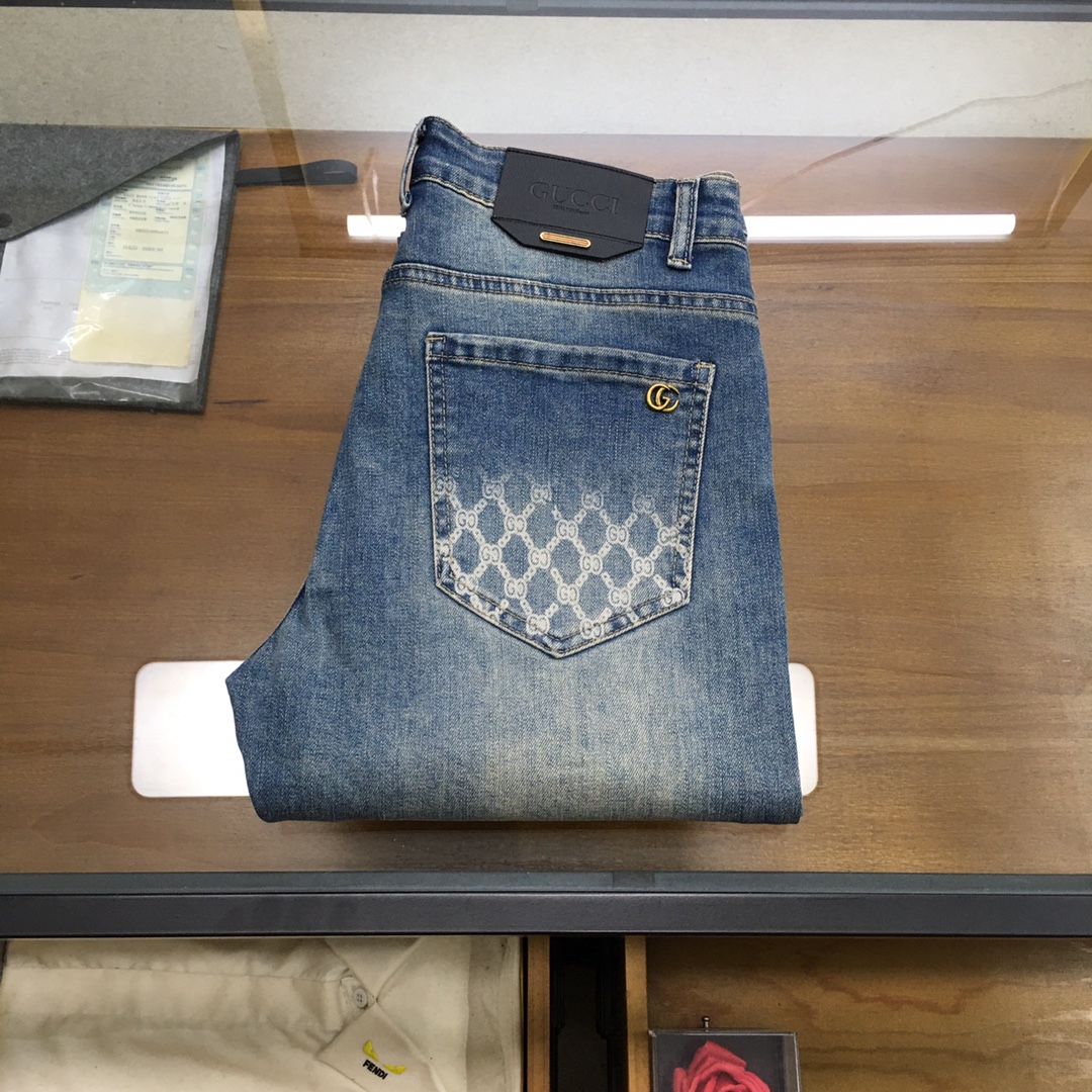 NO:644898,New jeans [Guc.i] 2025 autumn and winter exclusive new jeans, high-end version!  Custom-made fabrics at the counter are highly breathable and comfortable, with impeccable details and brand element design concepts, reflecting high quality. It feels delicate and soft!  It presents a casual cut and the upper body shape is awesome!  Code number 28-383537,,gucci,jeans,alexander wang19860909新品牛仔裤【Guc.i】 2025秋冬独家专供新款牛仔裤,高端版本！专柜定制面料 透气舒适度高,细节无可挑剔,品牌元素设计理念,体现高品质.手感细腻柔软！呈现休闲裁剪,上身版型超赞！码数28-383537,,gucci,jeans,alexander wang,Men's clothing