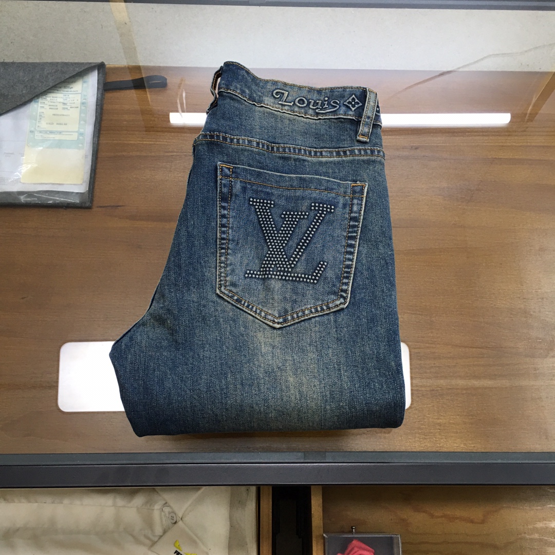 NO:644892,New jeans [L.v] 2025 autumn and winter exclusive new jeans, high-end version!  Custom-made fabrics at the counter are highly breathable and comfortable, with impeccable details and brand element design concepts, reflecting high quality. It feels delicate and soft!  It presents a casual cut and the upper body shape is awesome!  Code number 28-383537,,jeans,alexander wang19860909新品牛仔裤【L.v】 2025秋冬独家专供新款牛仔裤,高端版本！专柜定制面料 透气舒适度高,细节无可挑剔,品牌元素设计理念,体现高品质.手感细腻柔软！呈现休闲裁剪,上身版型超赞！码数28-383537,,jeans,alexander wang,Men's clothing