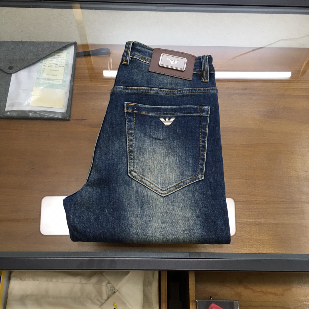 NO:644895,New jeans [Aman..i] 2025 autumn and winter exclusive new jeans, high-end version!  Custom-made fabrics at the counter are highly breathable and comfortable, with impeccable details and brand element design concepts, reflecting high quality. It feels delicate and soft!  It presents a casual cut and the upper body shape is awesome!  Code number 28-383537,,jeans,alexander wang19860909新品牛仔裤【Aman..i】 2025秋冬独家专供新款牛仔裤,高端版本！专柜定制面料 透气舒适度高,细节无可挑剔,品牌元素设计理念,体现高品质.手感细腻柔软！呈现休闲裁剪,上身版型超赞！码数28-383537,,jeans,alexander wang,Men's clothing