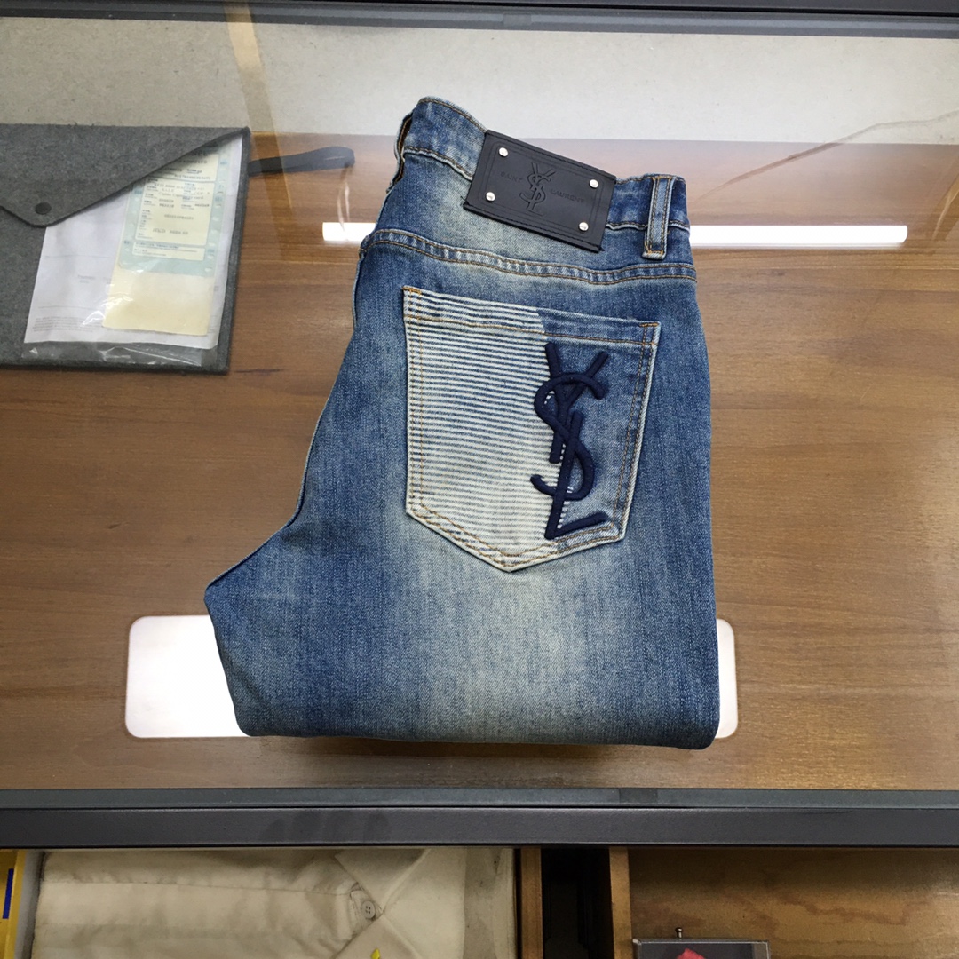 NO:644889,New jeans [YSL] 2025 autumn and winter exclusive new jeans, high-end version!  Custom-made fabrics at the counter are highly breathable and comfortable, with impeccable details and brand element design concepts, reflecting high quality. It feels delicate and soft!  It presents a casual cut and the upper body shape is awesome!  Code number 28-383537,,saint laurent,jeans,alexander wang19860909新品牛仔裤【YSL】 2025秋冬独家专供新款牛仔裤,高端版本！专柜定制面料 透气舒适度高,细节无可挑剔,品牌元素设计理念,体现高品质.手感细腻柔软！呈现休闲裁剪,上身版型超赞！码数28-383537,,saint laurent,jeans,alexander wang,Men's clothing