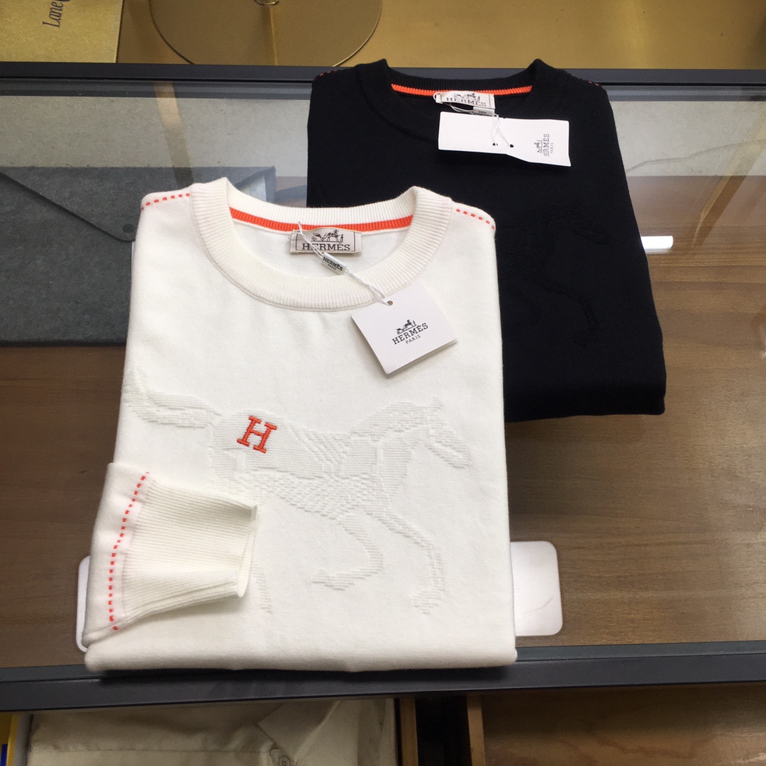 NO:644883,New Sweater [Aishi] 2025 Autumn and Winter New Knitted Wool Sweater High-quality exquisite wool blended fabric, high-density knitting, fashionable and versatile sweater, very handsome. Classic Logo jacquard style. Durable and not easy to deform, version, various styles can be easily held, classic fashion style that is sought after every year. Complete with three standards, high-quality large goods, size M-3XL,,sweaters,alexander wang19860909新品毛衣【爱士】 2025秋冬新款针织羊毛衫 高品质精致羊毛混纺面料,高密度针织,时尚百搭毛衣,帅气十足.经典Logo提花款.耐穿不易变形,版型,各种风格都能轻松Hold住,年年被追捧的经典时尚款 三标齐全 高品质大货 码数M-3XL,,sweaters,alexander wang,Men's clothing