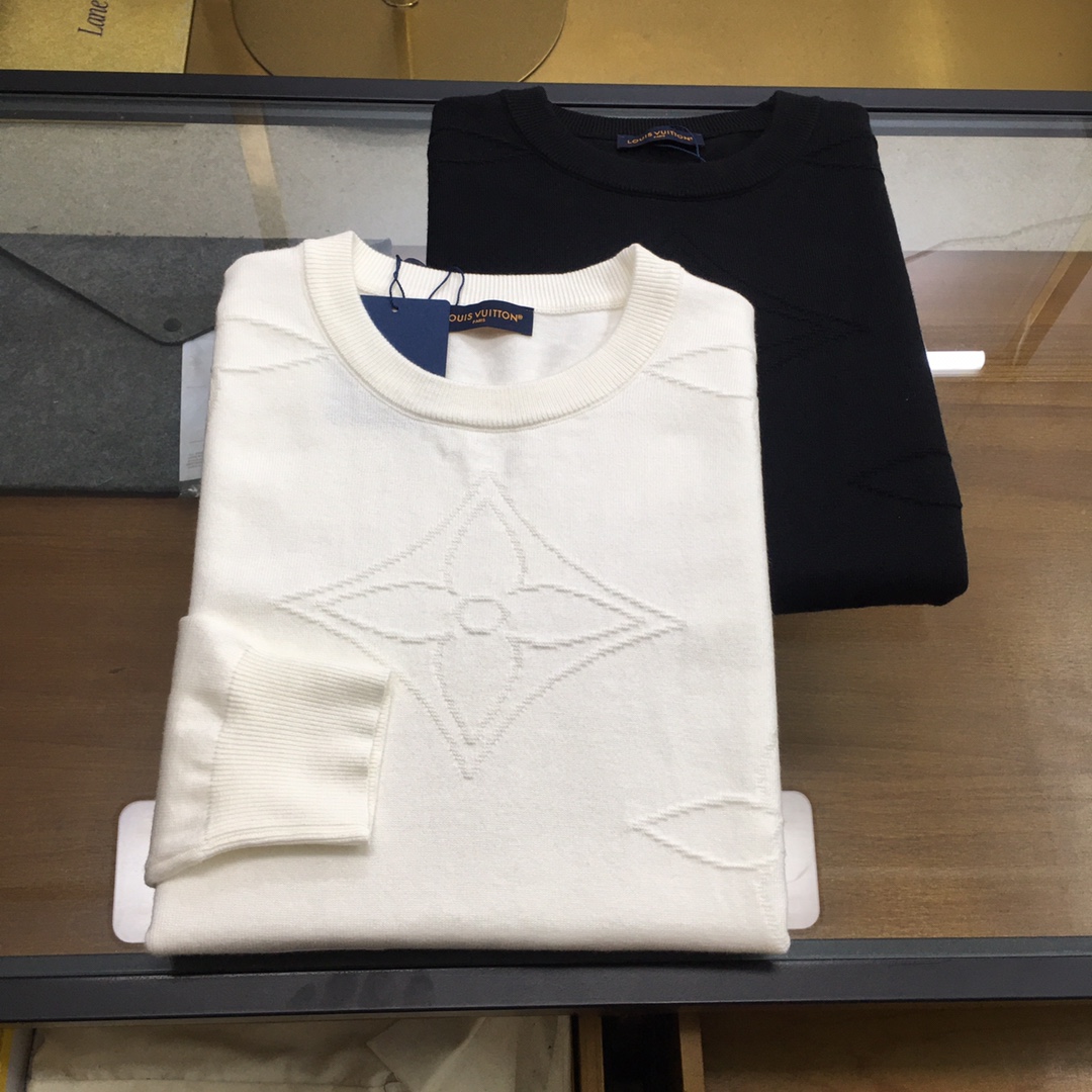 NO:644877,New sweater [L.v] 2025 autumn and winter new knitted woolen sweater. High-quality exquisite wool blended fabric, high-density knitting, fashionable and versatile sweater, very handsome. Classic Logo jacquard style. Durable and not easy to deform, can be easily held in various styles, classic fashion style that is sought after every year. Three standards are complete. High-quality large goods. Size M-3XL, sweaters, alexander wang19860909新品毛衣【L.v】 2025秋冬新款针织羊毛衫 高品质精致羊毛混纺面料,高密度针织,时尚百搭毛衣,帅气十足.经典Logo提花款.耐穿不易变形,版型,各种风格都能轻松Hold住,年年被追捧的经典时尚款 三标齐全 高品质大货 码数M-3XL,,sweaters,alexander wang,Men's clothing