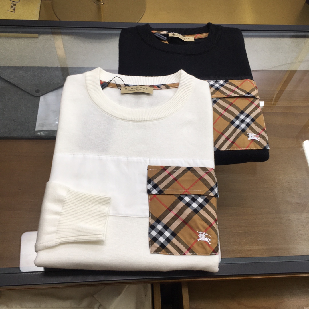 NO:644880,New sweater [Burberr.y] 2025 autumn and winter new knitted woolen sweater. High-quality exquisite wool blend fabric, high-density knitting, fashionable and versatile sweater, very handsome. Classic Logo jacquard style. Durable and not easy to deform, can be easily held in various styles, classic fashion style that is sought after every year. Complete three standards. High-quality large goods. Size M-3XL, burberry, sweaters, alexander wang19860909新品毛衣【Burberr.y】 2025秋冬新款针织羊毛衫 高品质精致羊毛混纺面料,高密度针织,时尚百搭毛衣,帅气十足.经典Logo提花款.耐穿不易变形,版型,各种风格都能轻松Hold住,年年被追捧的经典时尚款 三标齐全 高品质大货 码数M-3XL,,burberry,sweaters,alexander wang,Men's clothing