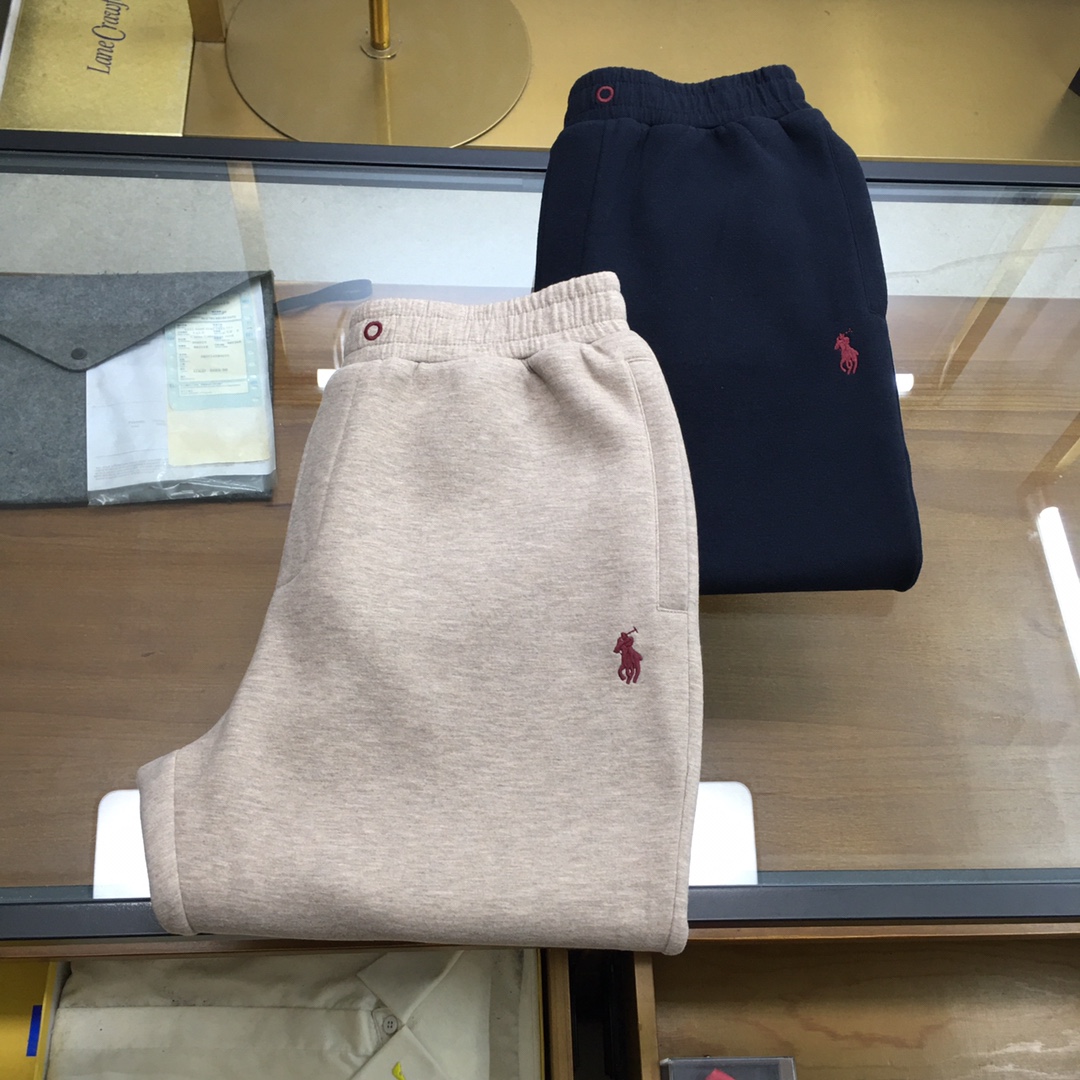 NO:644902,New product [Raff...] 2025AW/Autumn and Winter American old-money La*fu POLO arctic velvet casual trousers American old-money style, autumn and winter heavy new style. This casual trousers has been newly upgraded. It uses stretch arctic velvet yarn-dyed blended fabrics and casual colorful polo small logo. It is fashionable and elegant. Laf's trousers are simple and casual and good-looking. The oatmeal color is particularly clean. Oatmeal color, navy blue M～3XL,, alexander wang19860909新品【拉夫…】 2025AW/秋冬 美式老钱拉*夫 POLO北极绒休闲长裤 美式老钱风,秋冬重磅新款这款休闲长裤经全新升级,选用弹力北极绒色织混纺面料,休闲款彩马polo小标,时尚雅致,拉*夫的裤子就是简单随性好看,燕麦色特别显得干净 燕麦色,藏蓝色M～3XL,,alexander wang,Men's clothing