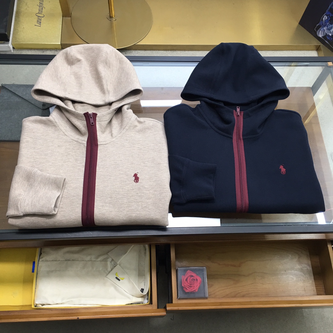 NO:644906,New product [Rafflau...] 2025AW/Autumn and Winter American old money pull*fu POLO arctic velvet full zipper hoodie American old money style, using elastic arctic velvet feel yarn-dyed blended fabric, the warm fabric is so comfortable that you don’t want to take it off, a popular casual style with colorful polo logo, simple style reveals texture, navy blue is super white, elegant and generous  Oatmeal, navy blue M～3XL,,hats,alexander wang19860909新品【拉夫劳…】 2025AW/秋冬 美式老钱拉*夫 POLO北极绒全拉链连帽衫 美式老钱风,选用弹力北极绒手感色织混纺面料,暖乎乎的面料舒适到上身就不想脱,妥妥的大爆款休闲款彩马polo小标,简洁的款式透露着质感,藏青色超级显白,优雅大方 燕麦色,藏青色M～3XL,,hats,alexander wang,Men's clothing