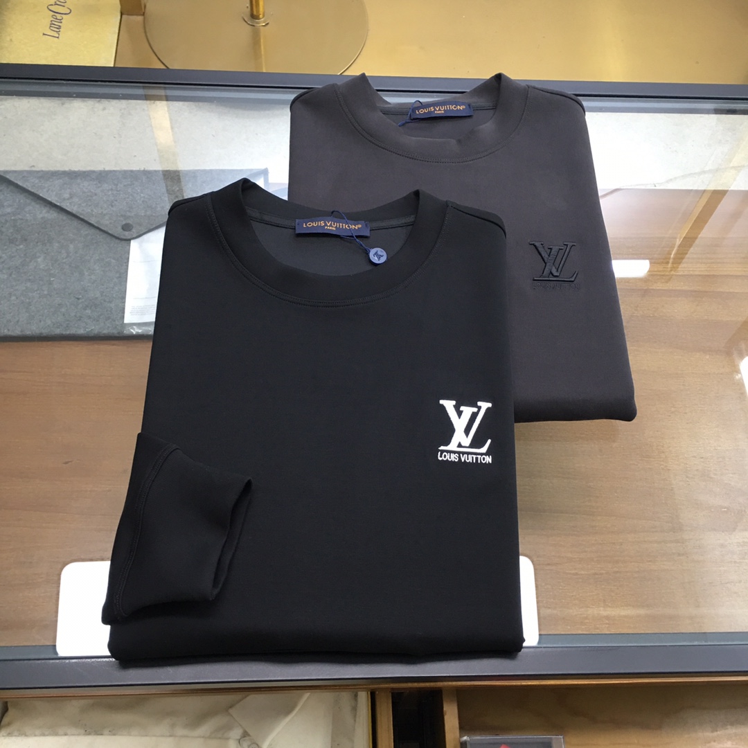 NO:644897,New product [L.v] 2025ss new round-neck sweatshirt for autumn and winter. Available from trading company channel, selected high-quality air layer cotton fabric, soft, light and waxy to the touch, stiff and stylish without stretching the hips, carefully designed with brand logo, easy to recognize. Minimalist basic model, creating a fashionable item, the style is suitable for different age spans, and the version is suitable for various body shapes. Highly recommended, it is worth buying.  Size M-3XL,,hoodie,sweatshirts,alexander wang19860909新品【L.v】 2025ss秋冬新款圆领卫衣.贸易公司渠道货,精选优质空气层棉面料,手感柔软轻薄软糯,版型挺括有型不拉胯,精心设计品牌logo搭配,辨识度一目了然.极简的基础款,造就时髦单品,款式针对不同年龄跨度,版型适合各种身材体型.极力推荐不二单品,值得入手 尺码M-3XL,,hoodie,sweatshirts,alexander wang,Men's clothing