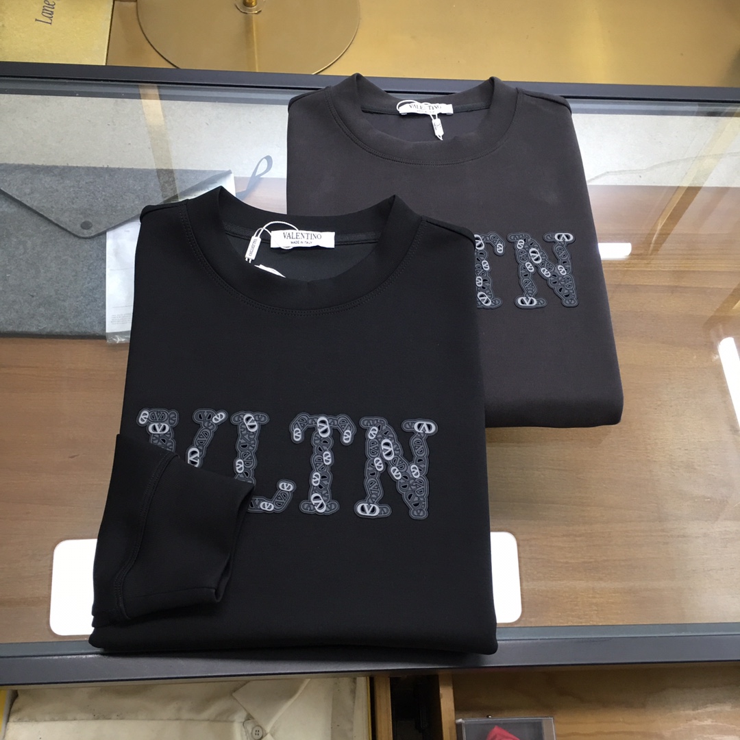 NO:644888,New product [VLTN] 2025ss autumn and winter new round neck sweatshirt. Available from trading company channels, selected high-quality air layer cotton fabric, soft, light and waxy to the touch, stiff and stylish without stretching the hips, carefully designed with brand logo, easy to recognize. Minimalist basic style, creating a fashionable item, the style is for different age spans, and the version is suitable for various body types. Highly recommended, it is worth buying.  Size M-3XL,,hoodie,sweatshirts,alexander wang19860909新品【VLTN】 2025ss秋冬新款圆领卫衣.贸易公司渠道货,精选优质空气层棉面料,手感柔软轻薄软糯,版型挺括有型不拉胯,精心设计品牌logo搭配,辨识度一目了然.极简的基础款,造就时髦单品,款式针对不同年龄跨度,版型适合各种身材体型.极力推荐不二单品,值得入手 尺码M-3XL,,hoodie,sweatshirts,alexander wang,Men's clothing