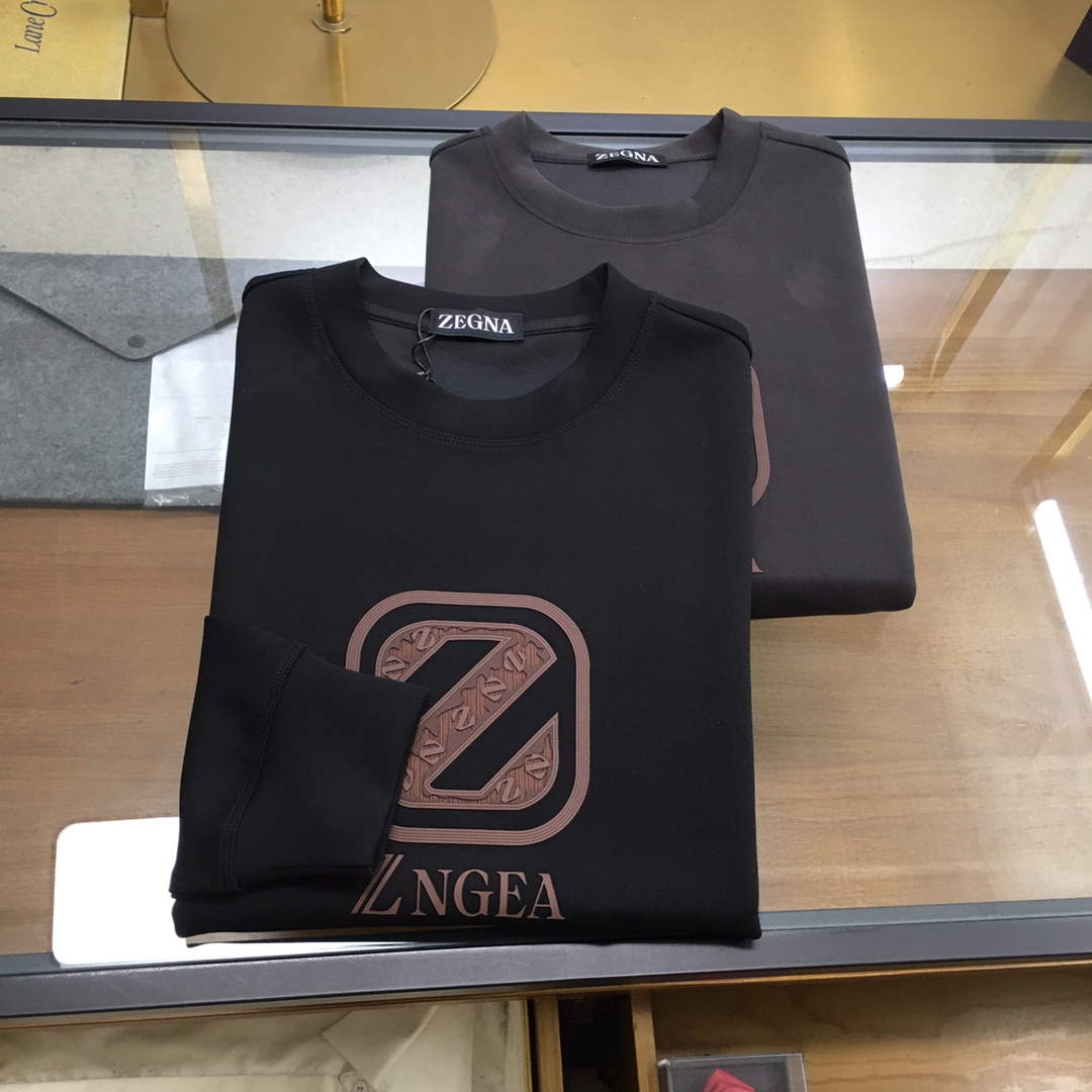 NO:644894,New product [Zegn] 2025ss new round-neck sweatshirt for autumn and winter. Available from trading company channel, selected high-quality air-layer cotton fabric, soft, light and waxy to the touch, stiff and stylish without stretching the hips, carefully designed with brand logo, easy to recognize. Minimalist basic style, creating a fashionable item, the style is suitable for different age spans, and the version is suitable for various body types. Highly recommended, it is worth buying.  Size M-3XL,,hoodie,sweatshirts,alexander wang19860909新品【Zegn】 2025ss秋冬新款圆领卫衣.贸易公司渠道货,精选优质空气层棉面料,手感柔软轻薄软糯,版型挺括有型不拉胯,精心设计品牌logo搭配,辨识度一目了然.极简的基础款,造就时髦单品,款式针对不同年龄跨度,版型适合各种身材体型.极力推荐不二单品,值得入手 尺码M-3XL,,hoodie,sweatshirts,alexander wang,Men's clothing