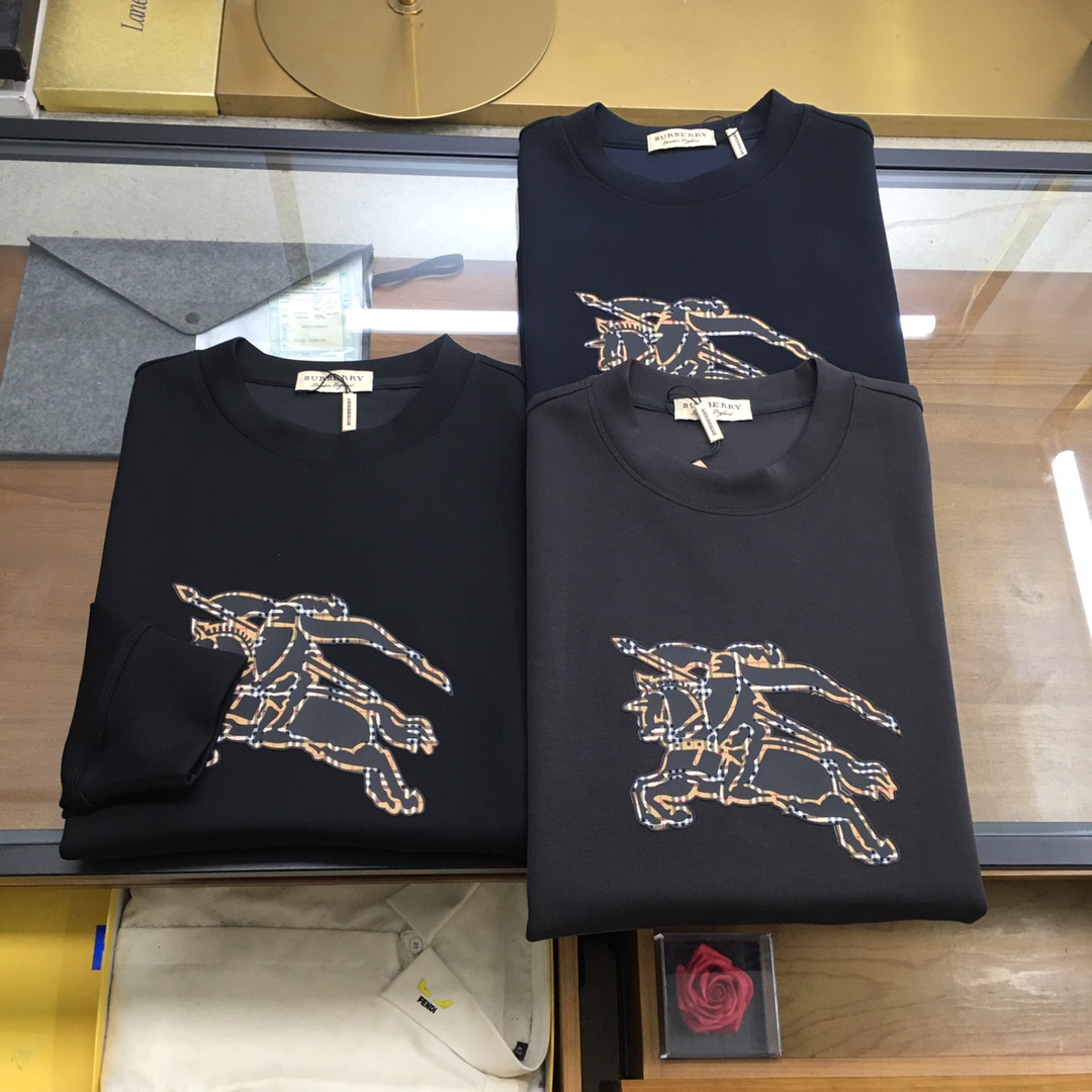 NO:644901,New product [Burber..y] 2025ss new round neck sweatshirt for autumn and winter. Available from trading company channel, selected high-quality air-layer cotton fabric, soft, light and waxy to the touch, stiff and stylish without stretching the hips, carefully designed with brand logo, easy to recognize. Minimalist basic style, creating a fashionable item, the style is suitable for different age spans, and the version is suitable for various body types. Highly recommended, it is worth buying.  Size M-3XL,,burberry,hoodie,sweatshirts,alexander wang19860909新品【Burber..y】 2025ss秋冬新款圆领卫衣.贸易公司渠道货,精选优质空气层棉面料,手感柔软轻薄软糯,版型挺括有型不拉胯,精心设计品牌logo搭配,辨识度一目了然.极简的基础款,造就时髦单品,款式针对不同年龄跨度,版型适合各种身材体型.极力推荐不二单品,值得入手 尺码M-3XL,,burberry,hoodie,sweatshirts,alexander wang,Men's clothing