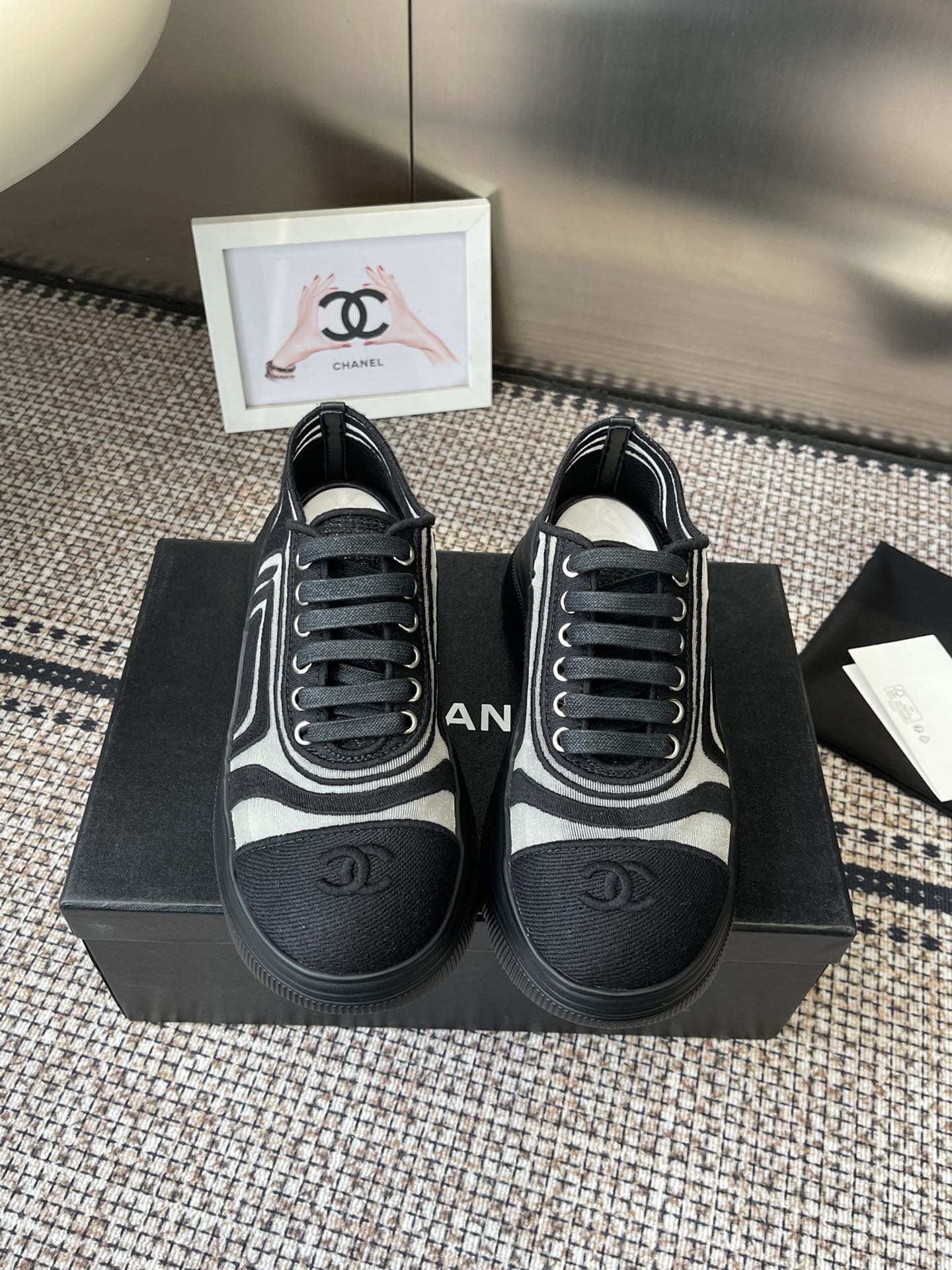 NO:647060,Chanel Chanel 25ss new spring and summer casual sports shoes. This classic design has a variety of electric embroidery styles on the upper; the outsole is fashionable and sporty; it incorporates a variety of color matching elements and is very versatile and versatile, suitable for casual, fashionable, sports, and outdoor use. The upper is made of original imported fabric, drilled surface, and the lining is made of original imported breathable mesh. Original IP foam outsole. Size: 35-41 (40)  41 custom-made), casual shoes/sports shoes, chanel, chanel, sneakers19860909Chanel 香奈儿 25ss 春夏新款休闲款运动鞋 这款经典设计 鞋面多种工艺电绣的风格；大底却时尚运动；不平凡的拥入了多种配色元素多元化混搭非常好看百搭,休闲,时尚,运动,户外都能兼顾 鞋面采用 原版进口布料 钻面 内里采用 原版进口透气网 原版IP发泡大底  码数35-41（40 41订做）,休闲鞋/运动鞋,chanel,chanel,sneakers,Women's Shoes