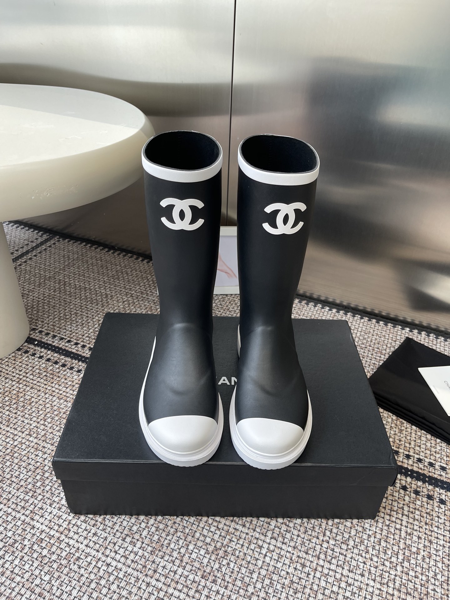 NO:647052,CHANEL Chanel 26ss popular style rain boots. I got this season's most popular rain boots. Domestic counters are limited to single digits. You can't get them unless it's vic. I'm so lucky. I really love these rain boots. I like them so much. The upper feet are soft and waxy. They're so comfortable. They modify the shape of the legs and make them look longer. They're the best rain boots on the Internet!  Purchased at counter for 7800!  !  !  Exclusive mold opening and customization on the entire network. After 1 month of adjustment, the product is restored to the original quality, instantly selling off all the products on the market!  !  Size 35-41 (40 41 customized), boots, chanel, chanel, boots, rain boots19860909CHANEL 香奈儿26ss 大爆款雨靴 入手一款本季颜值爆表雨靴 国内专柜个位数限量,不是vic完全是拿不到的我真是太幸运了,真是大爱这雨靴我太喜欢了,上脚软软糯糯,太太太太太舒服了,很修饰腿型超级显腿长,全网最好穿的雨靴！ 专柜以7800购入！！！全网独家开模定制,历经1个月调整还原正品级,秒杀市场面上的所有货品！！ 码数35-41（40 41定做）,靴子,chanel,chanel,boots,rain boots,Women's Shoes