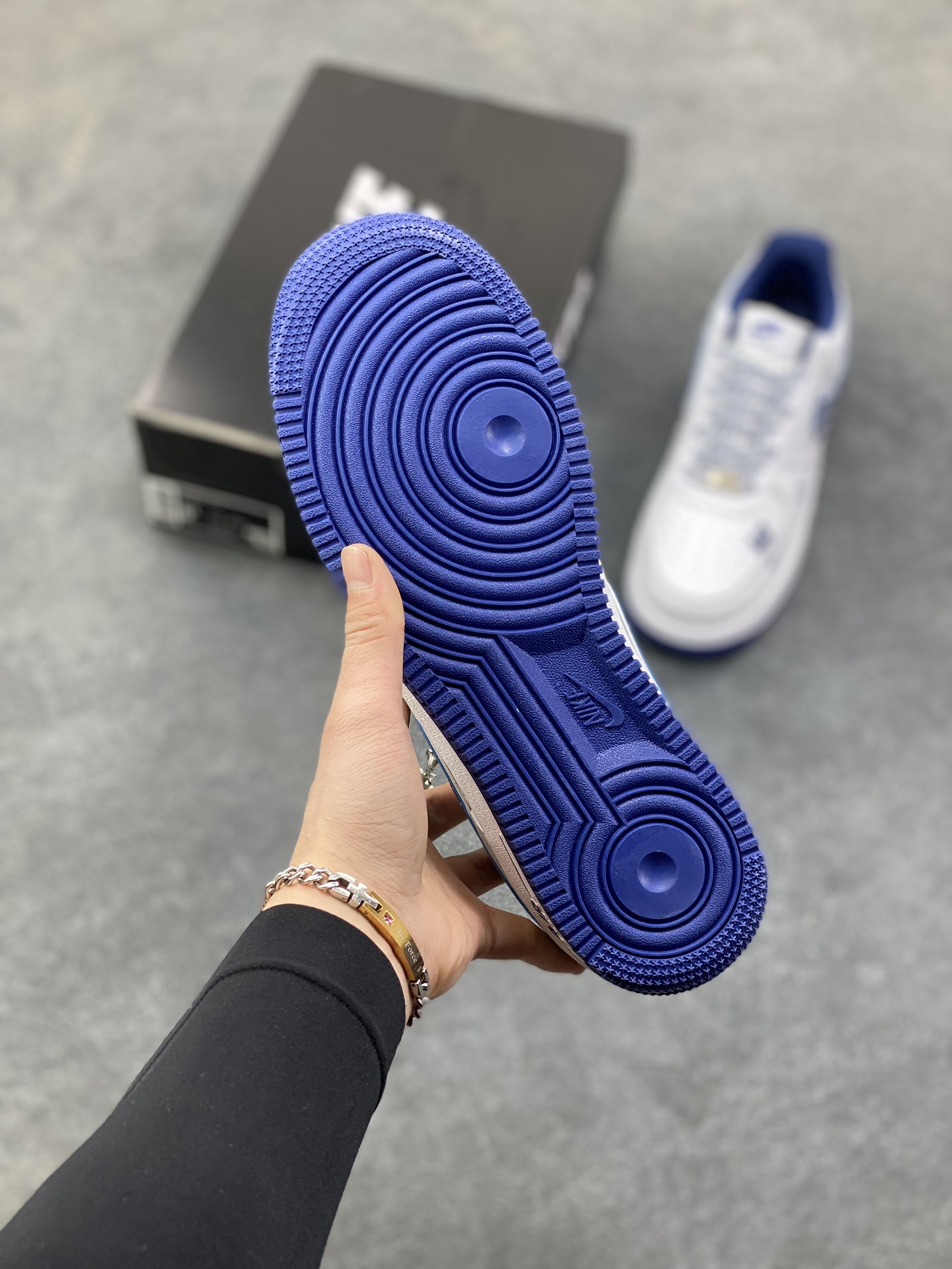 图片[5]-NIke Air Force 1 ‘07 Low “Supreme联名——白蓝五星”空军一号 低帮 运动鞋 休闲鞋 折边针车 工艺难度大 原楦头原纸板 原装鞋盒 定制五金配件 内置全掌气垫 原厂鞋底 货号：XZ6188-151 尺码：36 36.5 37.5 38 38.5 39 40 40.5 41 42 42.5 43 44 44.5 45-选品中心