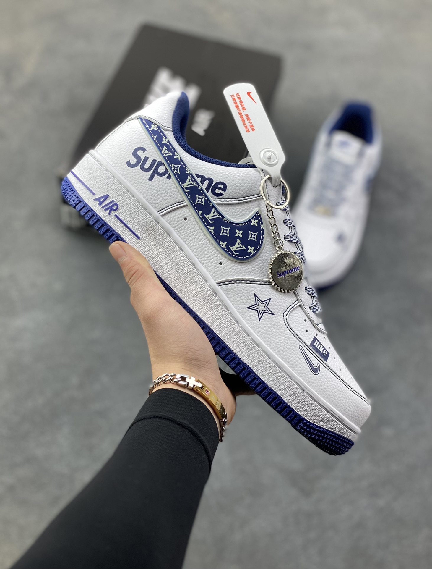 NIke Air Force 1 ‘07 Low “Supreme联名——白蓝五星”空军一号 低帮 运动鞋 休闲鞋 折边针车 工艺难度大 原楦头原纸板 原装鞋盒 定制五金配件 内置全掌气垫 原厂鞋底 货号：XZ6188-151 尺码：36 36.5 37.5 38 38.5 39 40 40.5 41 42 42.5 43 44 44.5 45-选品中心