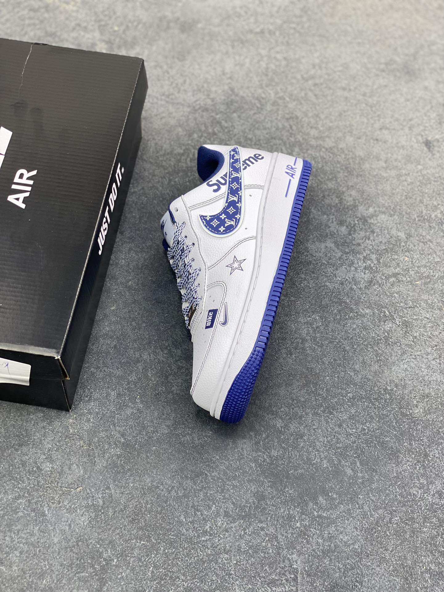 图片[7]-NIke Air Force 1 ‘07 Low “Supreme联名——白蓝五星”空军一号 低帮 运动鞋 休闲鞋 折边针车 工艺难度大 原楦头原纸板 原装鞋盒 定制五金配件 内置全掌气垫 原厂鞋底 货号：XZ6188-151 尺码：36 36.5 37.5 38 38.5 39 40 40.5 41 42 42.5 43 44 44.5 45-选品中心