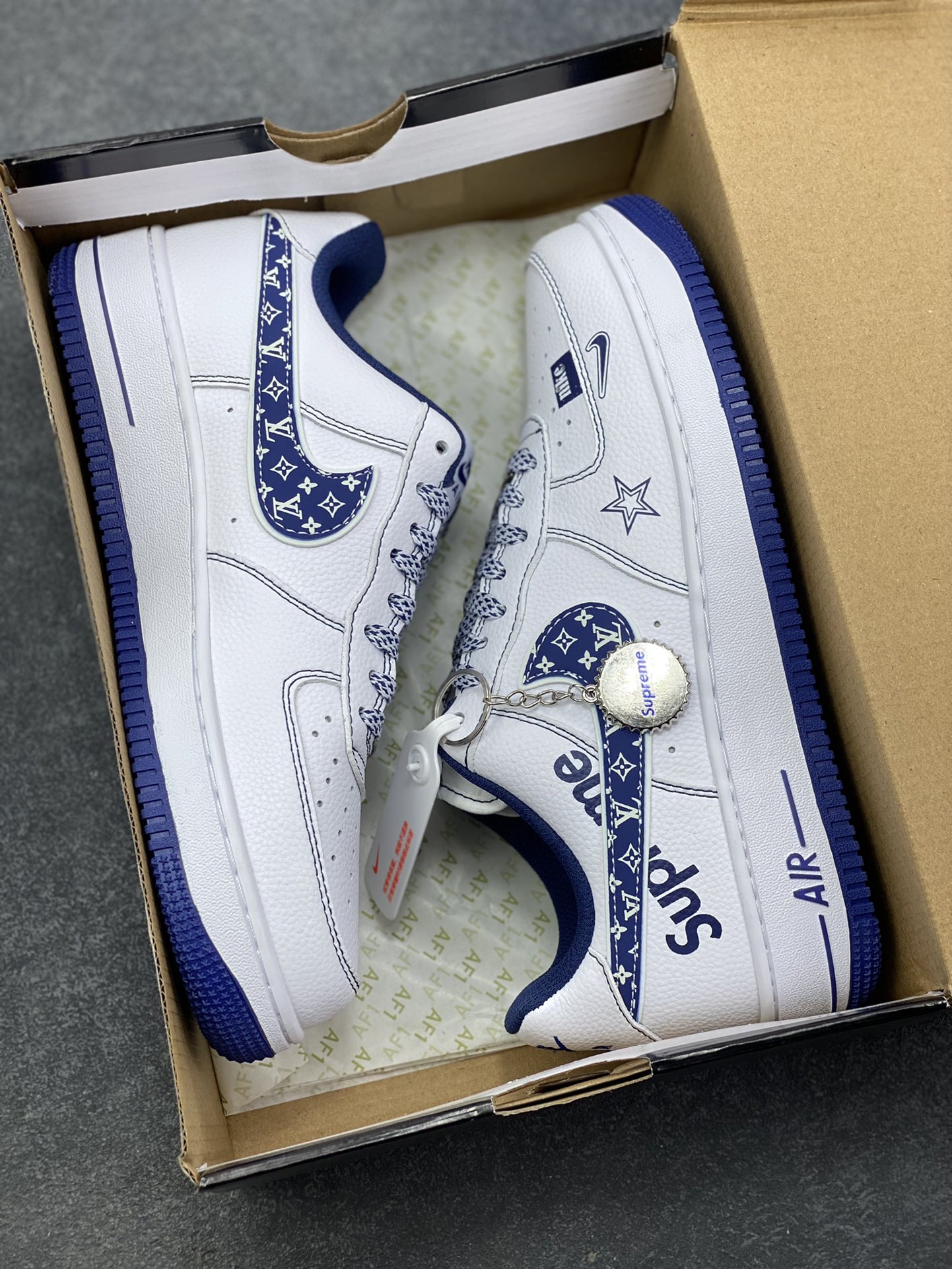 图片[9]-NIke Air Force 1 ‘07 Low “Supreme联名——白蓝五星”空军一号 低帮 运动鞋 休闲鞋 折边针车 工艺难度大 原楦头原纸板 原装鞋盒 定制五金配件 内置全掌气垫 原厂鞋底 货号：XZ6188-151 尺码：36 36.5 37.5 38 38.5 39 40 40.5 41 42 42.5 43 44 44.5 45-选品中心