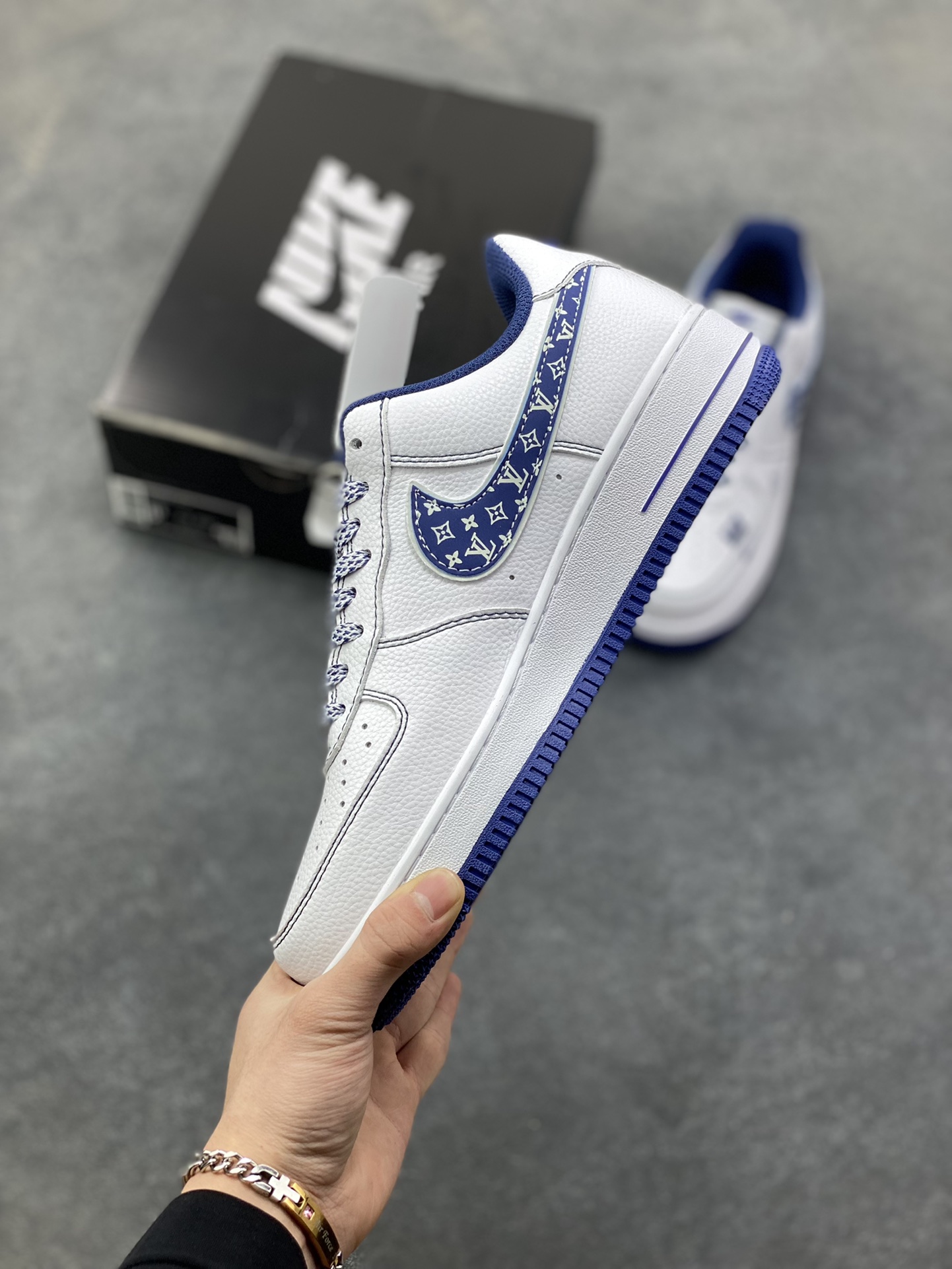 图片[3]-NIke Air Force 1 ‘07 Low “Supreme联名——白蓝五星”空军一号 低帮 运动鞋 休闲鞋 折边针车 工艺难度大 原楦头原纸板 原装鞋盒 定制五金配件 内置全掌气垫 原厂鞋底 货号：XZ6188-151 尺码：36 36.5 37.5 38 38.5 39 40 40.5 41 42 42.5 43 44 44.5 45-选品中心