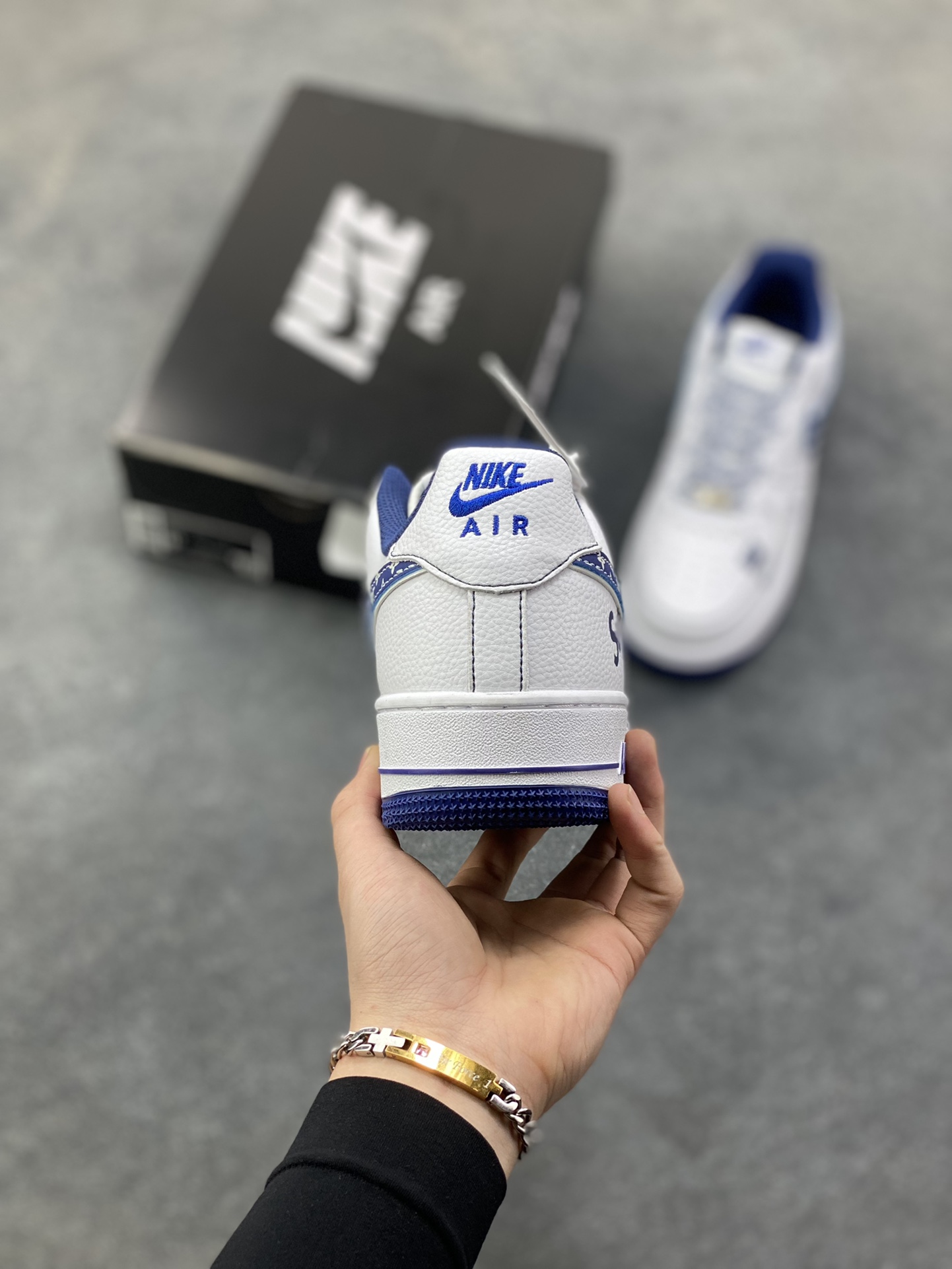 图片[4]-NIke Air Force 1 ‘07 Low “Supreme联名——白蓝五星”空军一号 低帮 运动鞋 休闲鞋 折边针车 工艺难度大 原楦头原纸板 原装鞋盒 定制五金配件 内置全掌气垫 原厂鞋底 货号：XZ6188-151 尺码：36 36.5 37.5 38 38.5 39 40 40.5 41 42 42.5 43 44 44.5 45-选品中心