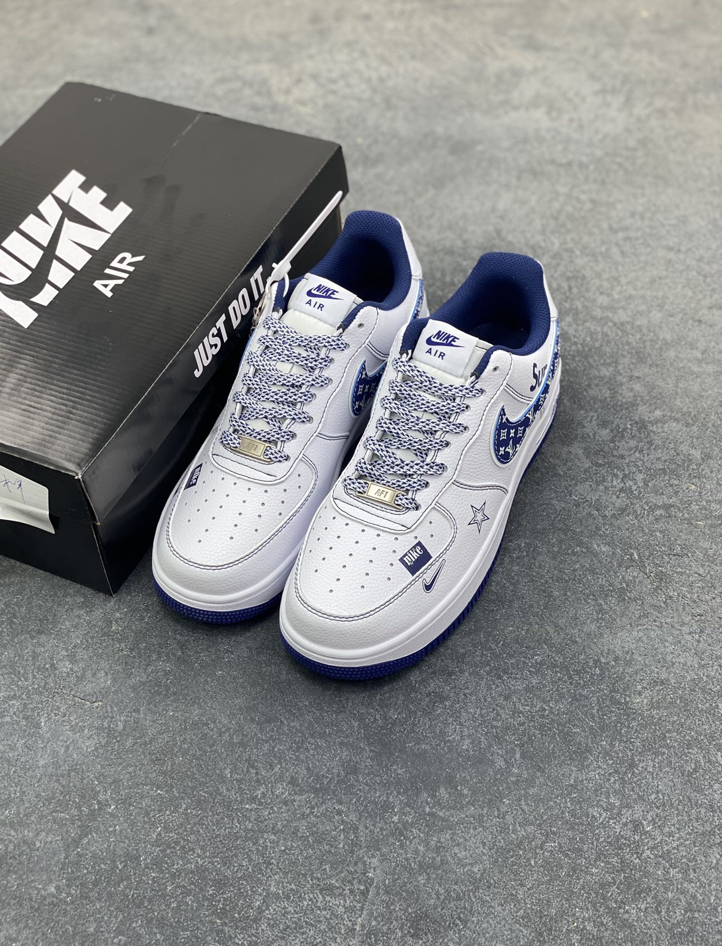 图片[8]-NIke Air Force 1 ‘07 Low “Supreme联名——白蓝五星”空军一号 低帮 运动鞋 休闲鞋 折边针车 工艺难度大 原楦头原纸板 原装鞋盒 定制五金配件 内置全掌气垫 原厂鞋底 货号：XZ6188-151 尺码：36 36.5 37.5 38 38.5 39 40 40.5 41 42 42.5 43 44 44.5 45-选品中心