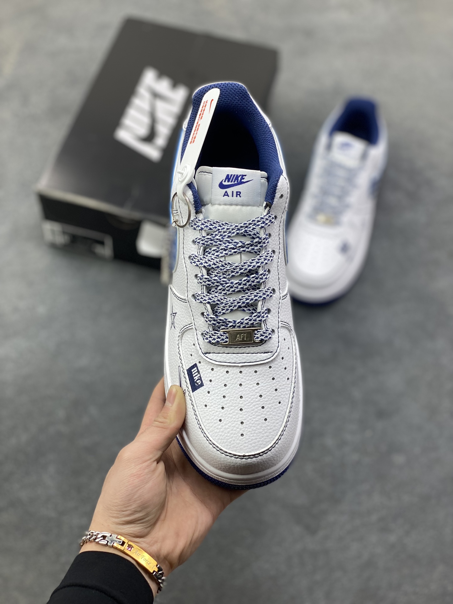 图片[2]-NIke Air Force 1 ‘07 Low “Supreme联名——白蓝五星”空军一号 低帮 运动鞋 休闲鞋 折边针车 工艺难度大 原楦头原纸板 原装鞋盒 定制五金配件 内置全掌气垫 原厂鞋底 货号：XZ6188-151 尺码：36 36.5 37.5 38 38.5 39 40 40.5 41 42 42.5 43 44 44.5 45-选品中心