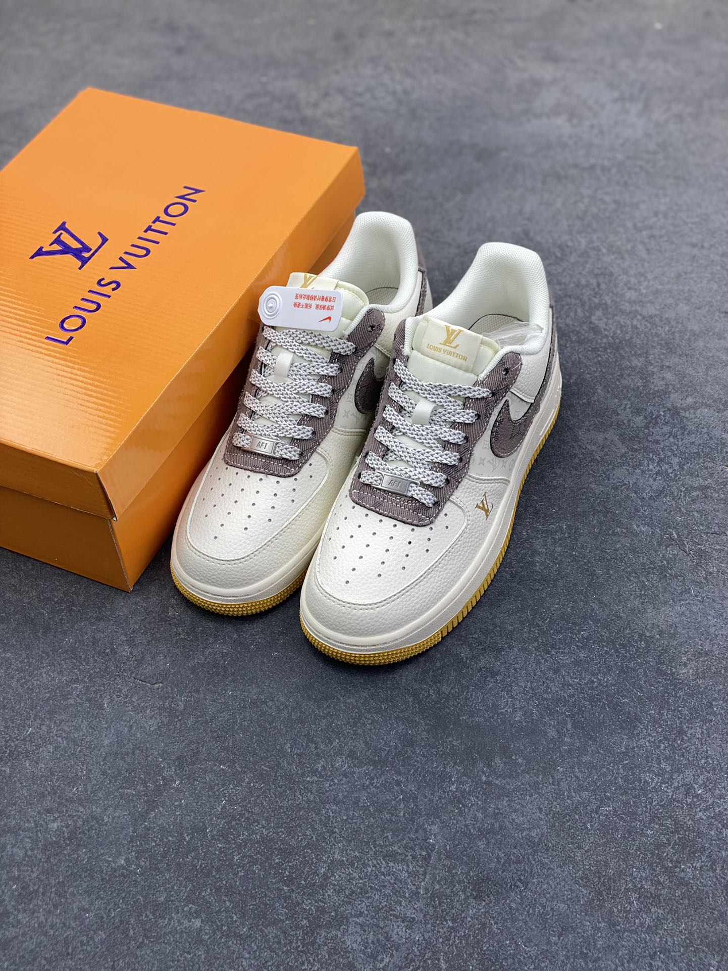 图片[8]-Nike Air Force 1 ‘07 Low “LV联名——印花米棕黄”空军一号 高端定制 低帮 运动鞋 休闲鞋 折边针车 工艺难度大 原楦头原纸板 原装鞋盒 定制五金配件 内置全掌气垫 原厂鞋底 货号：QW5606-262 尺码：36 36.5 37.5 38 38.5 39 40 40.5 41 42 42.5 43 44 44.5 45-选品中心