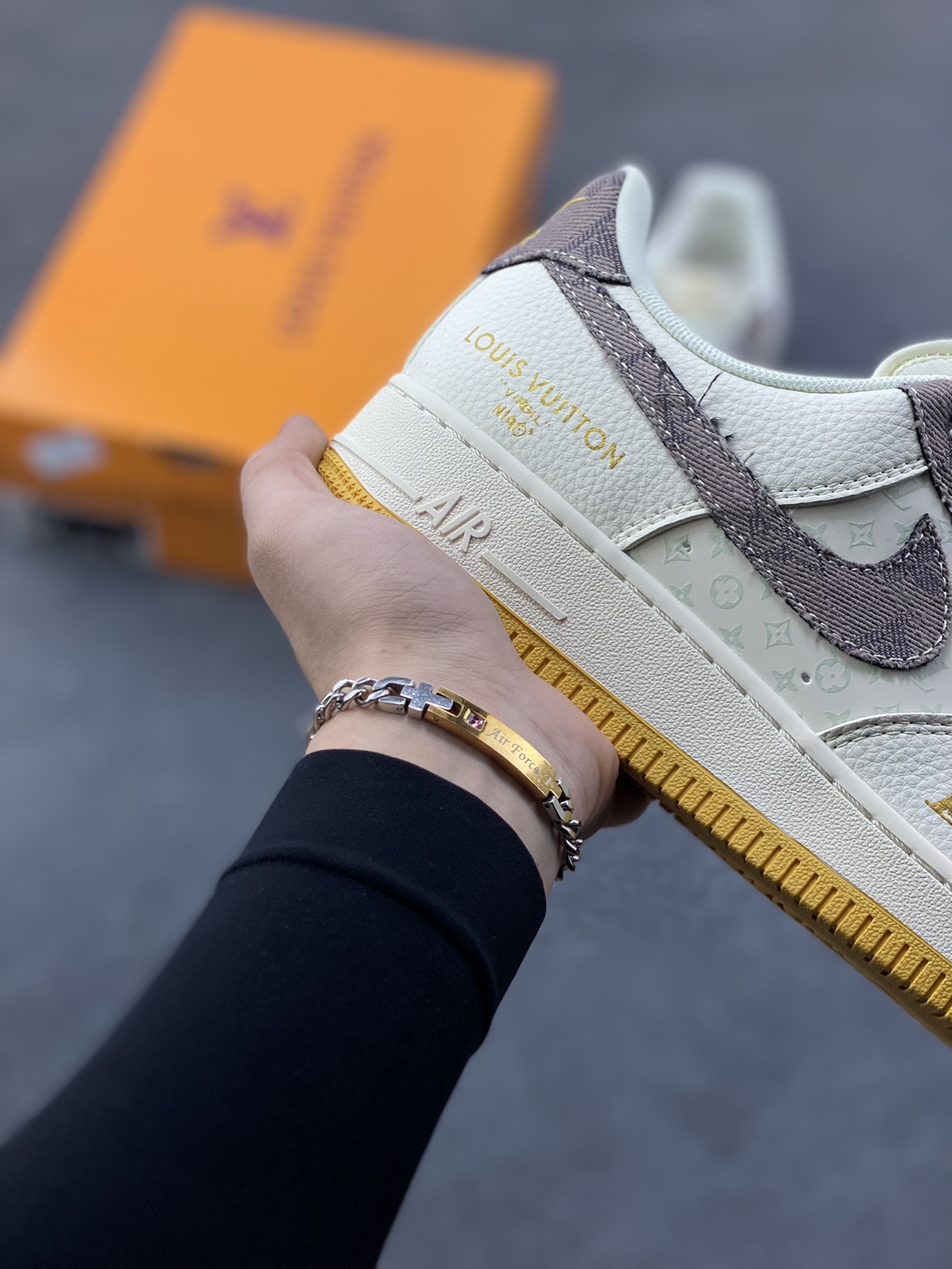 图片[6]-Nike Air Force 1 ‘07 Low “LV联名——印花米棕黄”空军一号 高端定制 低帮 运动鞋 休闲鞋 折边针车 工艺难度大 原楦头原纸板 原装鞋盒 定制五金配件 内置全掌气垫 原厂鞋底 货号：QW5606-262 尺码：36 36.5 37.5 38 38.5 39 40 40.5 41 42 42.5 43 44 44.5 45-选品中心