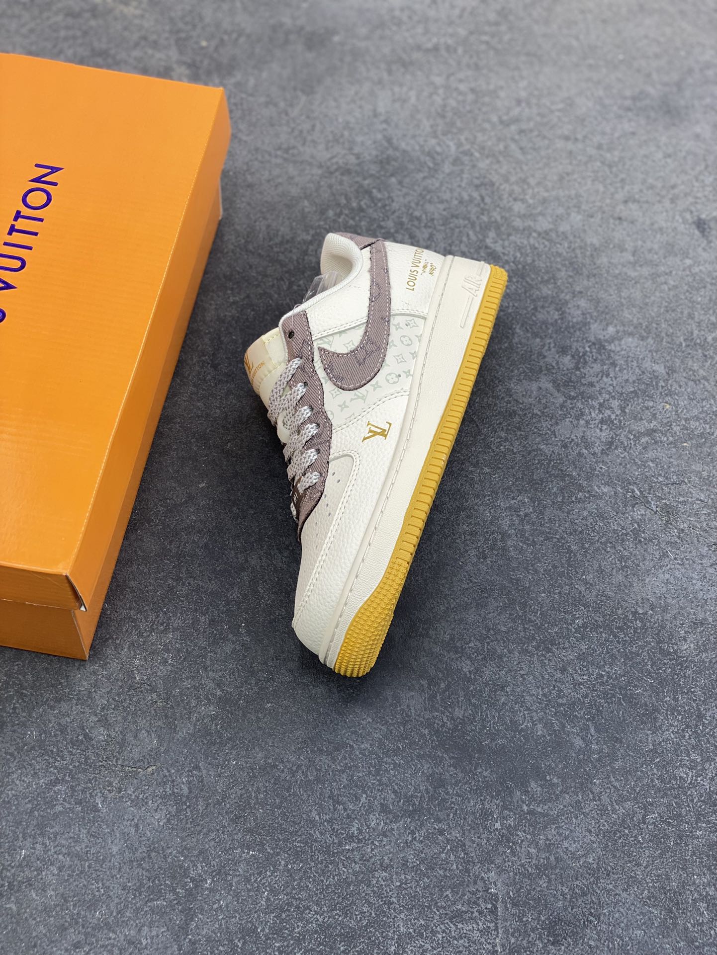 图片[7]-Nike Air Force 1 ‘07 Low “LV联名——印花米棕黄”空军一号 高端定制 低帮 运动鞋 休闲鞋 折边针车 工艺难度大 原楦头原纸板 原装鞋盒 定制五金配件 内置全掌气垫 原厂鞋底 货号：QW5606-262 尺码：36 36.5 37.5 38 38.5 39 40 40.5 41 42 42.5 43 44 44.5 45-选品中心