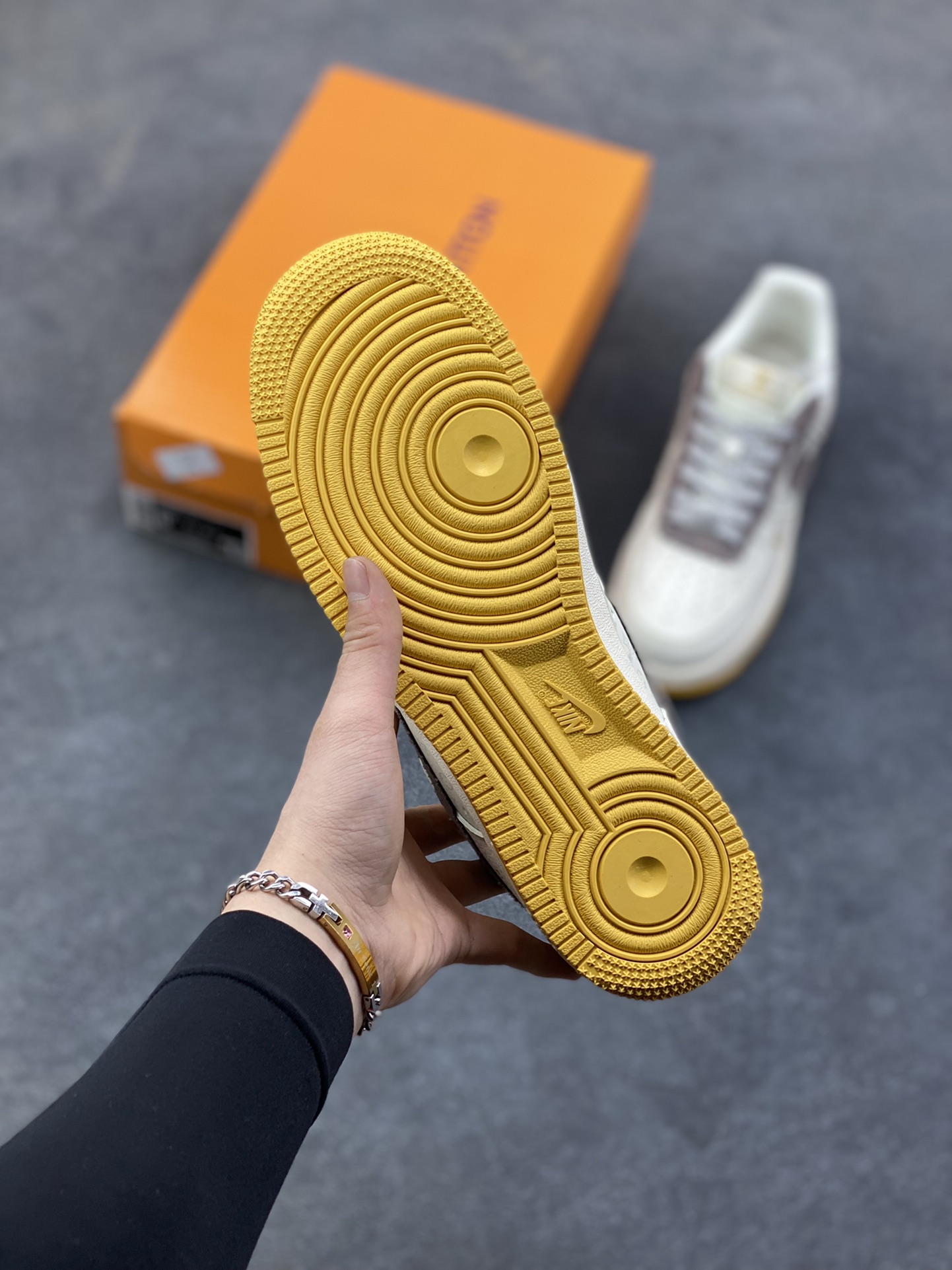 图片[5]-Nike Air Force 1 ‘07 Low “LV联名——印花米棕黄”空军一号 高端定制 低帮 运动鞋 休闲鞋 折边针车 工艺难度大 原楦头原纸板 原装鞋盒 定制五金配件 内置全掌气垫 原厂鞋底 货号：QW5606-262 尺码：36 36.5 37.5 38 38.5 39 40 40.5 41 42 42.5 43 44 44.5 45-选品中心