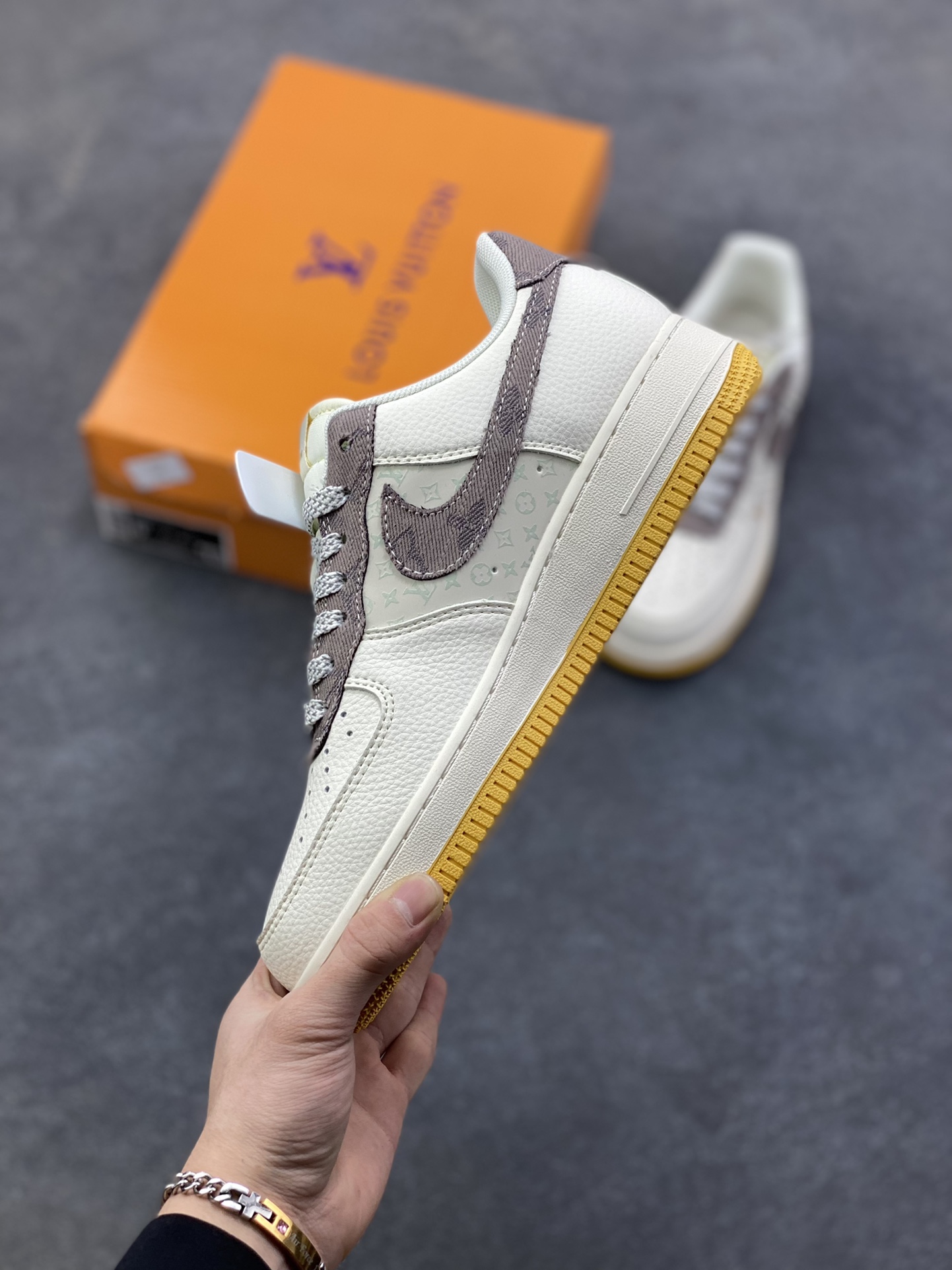 图片[3]-Nike Air Force 1 ‘07 Low “LV联名——印花米棕黄”空军一号 高端定制 低帮 运动鞋 休闲鞋 折边针车 工艺难度大 原楦头原纸板 原装鞋盒 定制五金配件 内置全掌气垫 原厂鞋底 货号：QW5606-262 尺码：36 36.5 37.5 38 38.5 39 40 40.5 41 42 42.5 43 44 44.5 45-选品中心