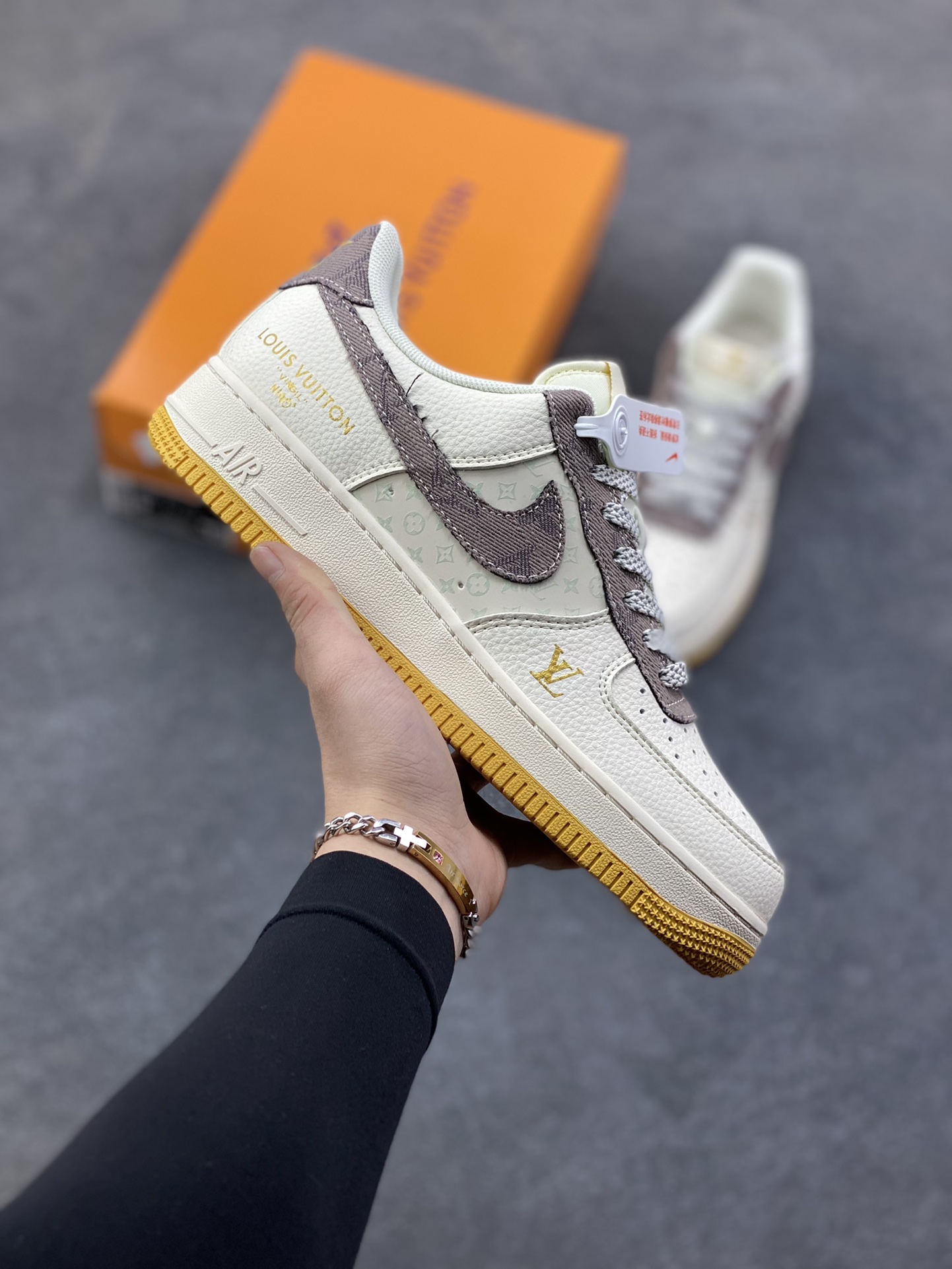 Nike Air Force 1 ‘07 Low “LV联名——印花米棕黄”空军一号 高端定制 低帮 运动鞋 休闲鞋 折边针车 工艺难度大 原楦头原纸板 原装鞋盒 定制五金配件 内置全掌气垫 原厂鞋底 货号：QW5606-262 尺码：36 36.5 37.5 38 38.5 39 40 40.5 41 42 42.5 43 44 44.5 45-选品中心