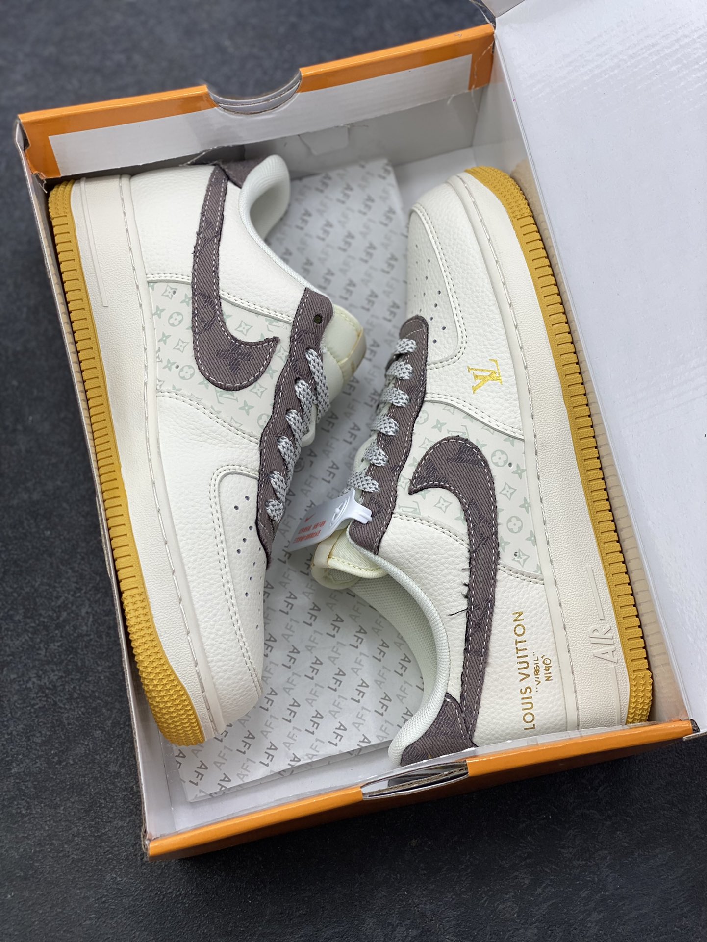 图片[9]-Nike Air Force 1 ‘07 Low “LV联名——印花米棕黄”空军一号 高端定制 低帮 运动鞋 休闲鞋 折边针车 工艺难度大 原楦头原纸板 原装鞋盒 定制五金配件 内置全掌气垫 原厂鞋底 货号：QW5606-262 尺码：36 36.5 37.5 38 38.5 39 40 40.5 41 42 42.5 43 44 44.5 45-选品中心