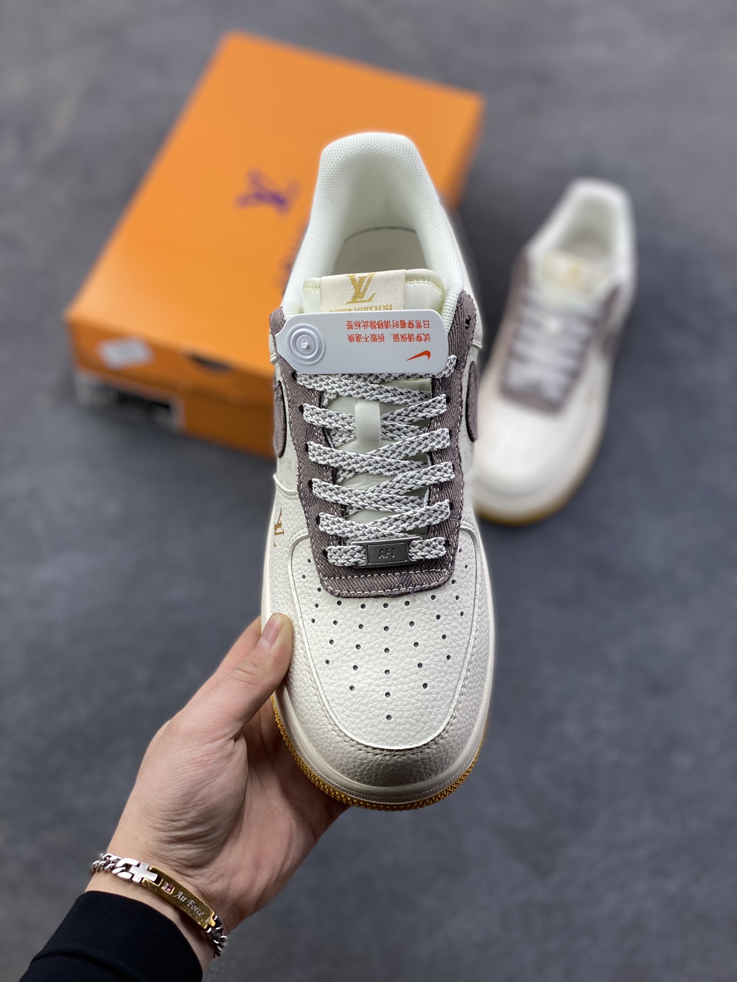 图片[2]-Nike Air Force 1 ‘07 Low “LV联名——印花米棕黄”空军一号 高端定制 低帮 运动鞋 休闲鞋 折边针车 工艺难度大 原楦头原纸板 原装鞋盒 定制五金配件 内置全掌气垫 原厂鞋底 货号：QW5606-262 尺码：36 36.5 37.5 38 38.5 39 40 40.5 41 42 42.5 43 44 44.5 45-选品中心