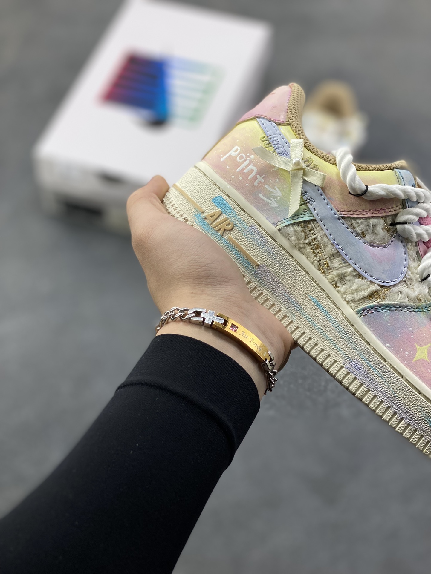 图片[6]-手绘涂鸦“雾屿星芒”Nike Air Force 1 “Mist Island & Starlight”空军一号定制板鞋 采用马卡龙渐变底色，鞋身拼接编织纹理材质增加质感，鞋侧点缀手绘星星元素；鞋带替换为粗绳结+粉白撞色设计，后跟饰有蝴蝶结细节并印“Hipper”字样，整体风格清新柔和又不失个性，适配日常穿搭与小众审美 货号：FJ7740-120 尺码： 36 36.5 37.5 38 38.5 39 40 40.5 41 42 42.5 43 44 44.5 45-选品中心